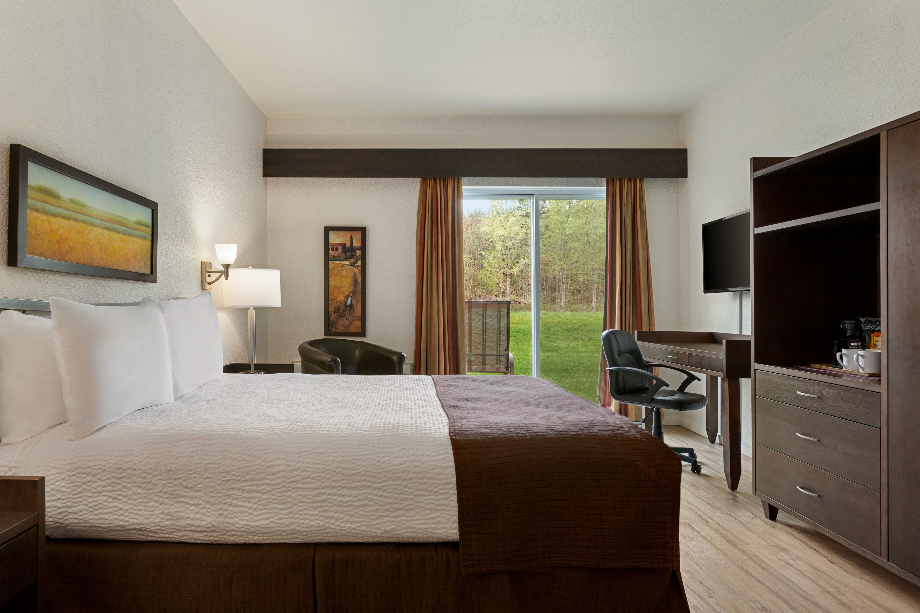 Guest room at the Days Inn by Wyndham Montmagny in Montmagny, Quebec