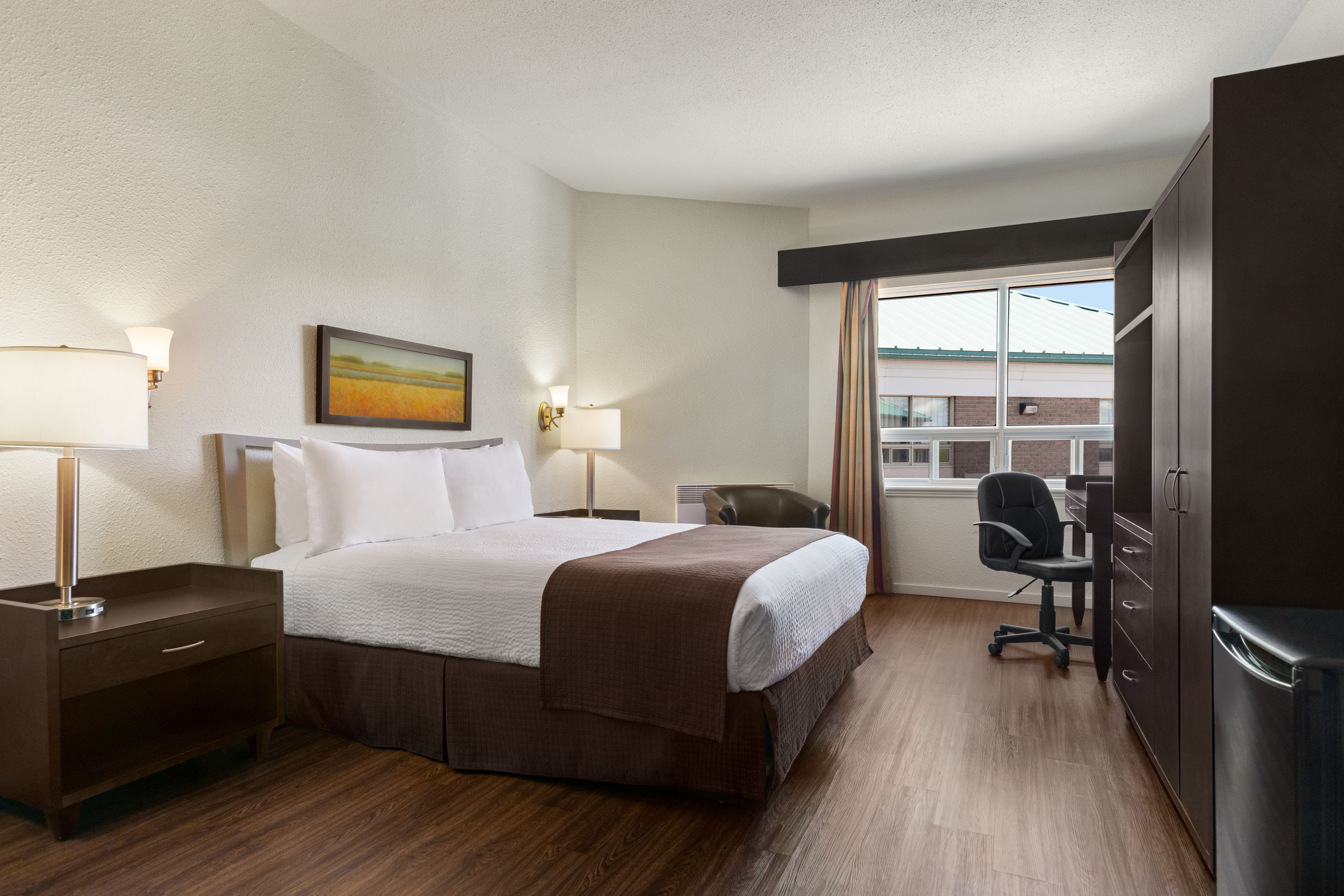 Guest room at the Days Inn by Wyndham Montmagny in Montmagny, Quebec