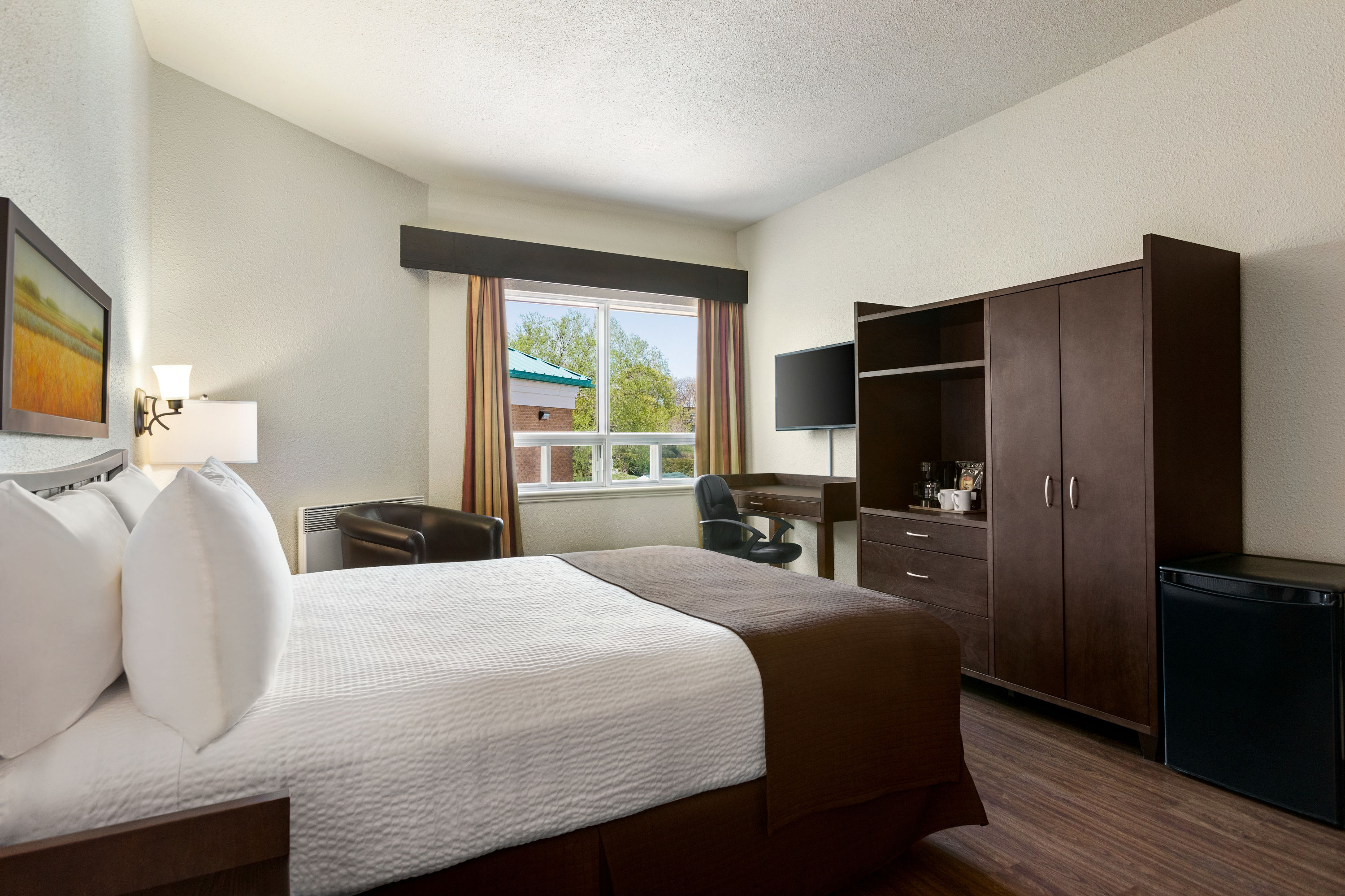 Guest room at the Days Inn by Wyndham Montmagny in Montmagny, Quebec
