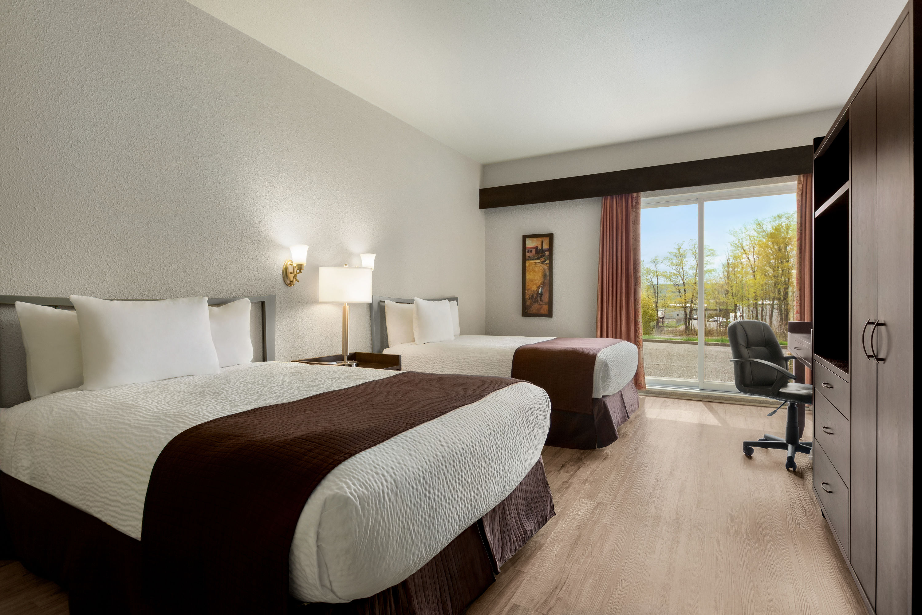 Guest room at the Days Inn by Wyndham Montmagny in Montmagny, Quebec