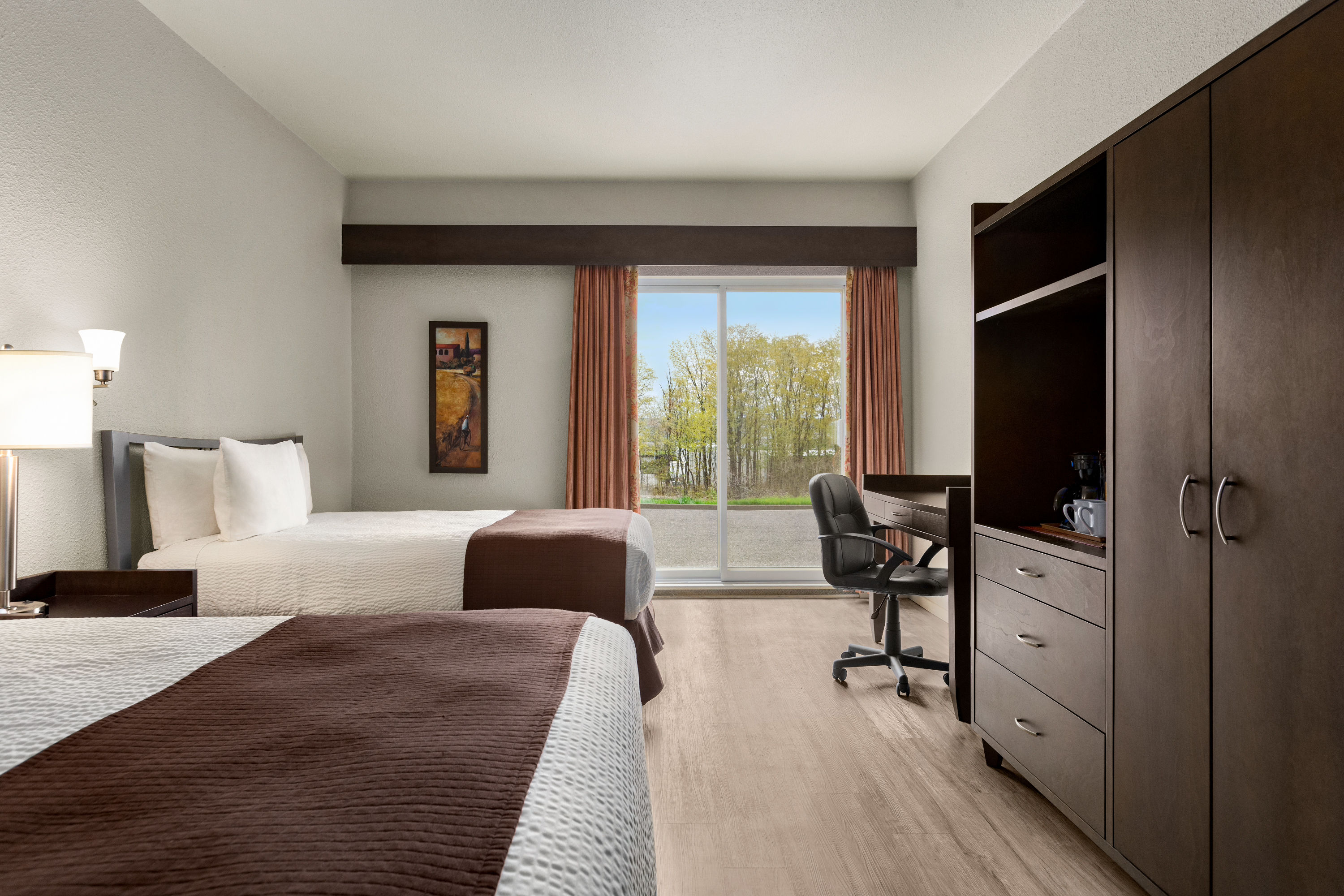 Guest room at the Days Inn by Wyndham Montmagny in Montmagny, Quebec