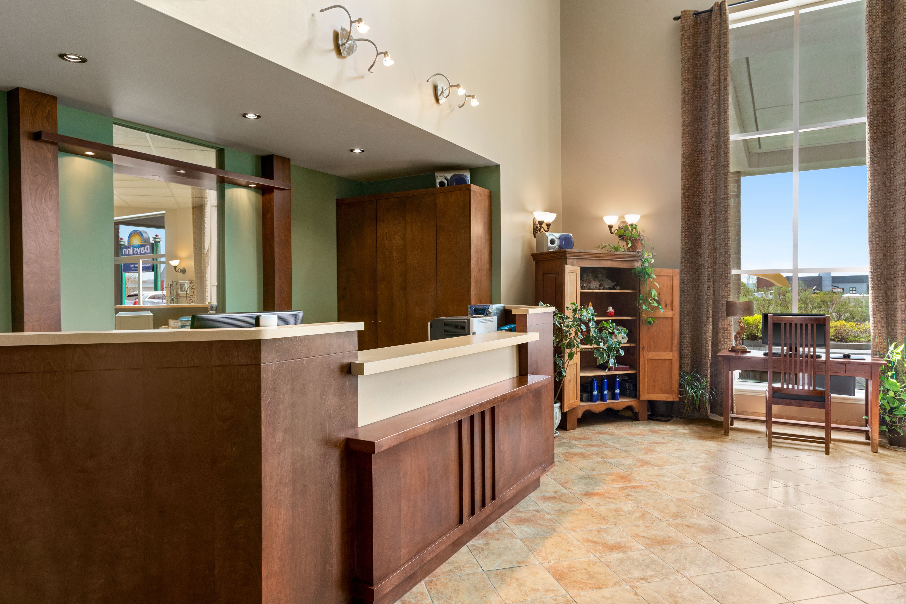 Days Inn by Wyndham Montmagny reception in Montmagny, Quebec