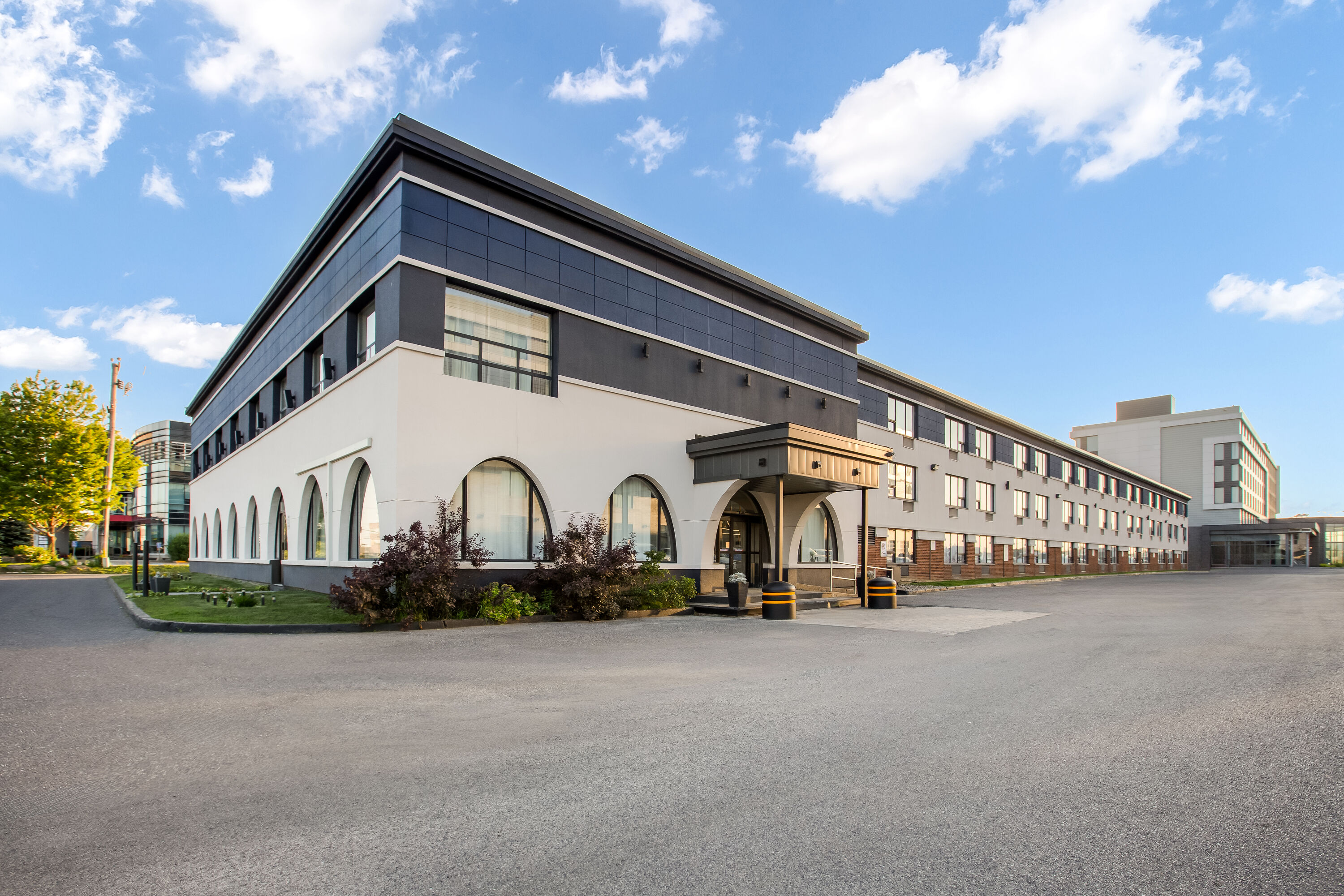 Exterior Day Image of Days Inn by Wyndham Montreal Airport Conference Centre hotel in Montreal, Quebec