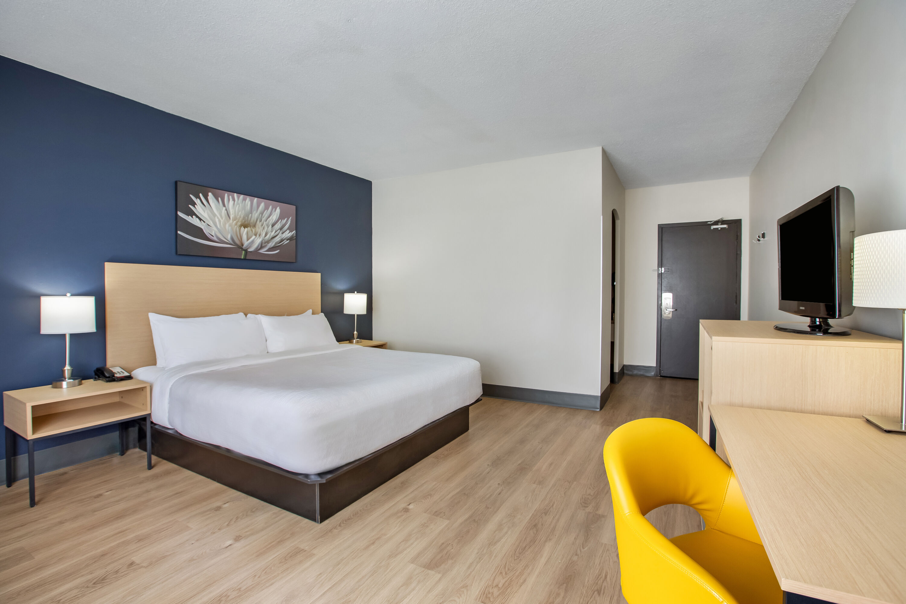 King bed guest room at the Days Inn by Wyndham Montreal Airport Conference Centre in Montreal, Quebec