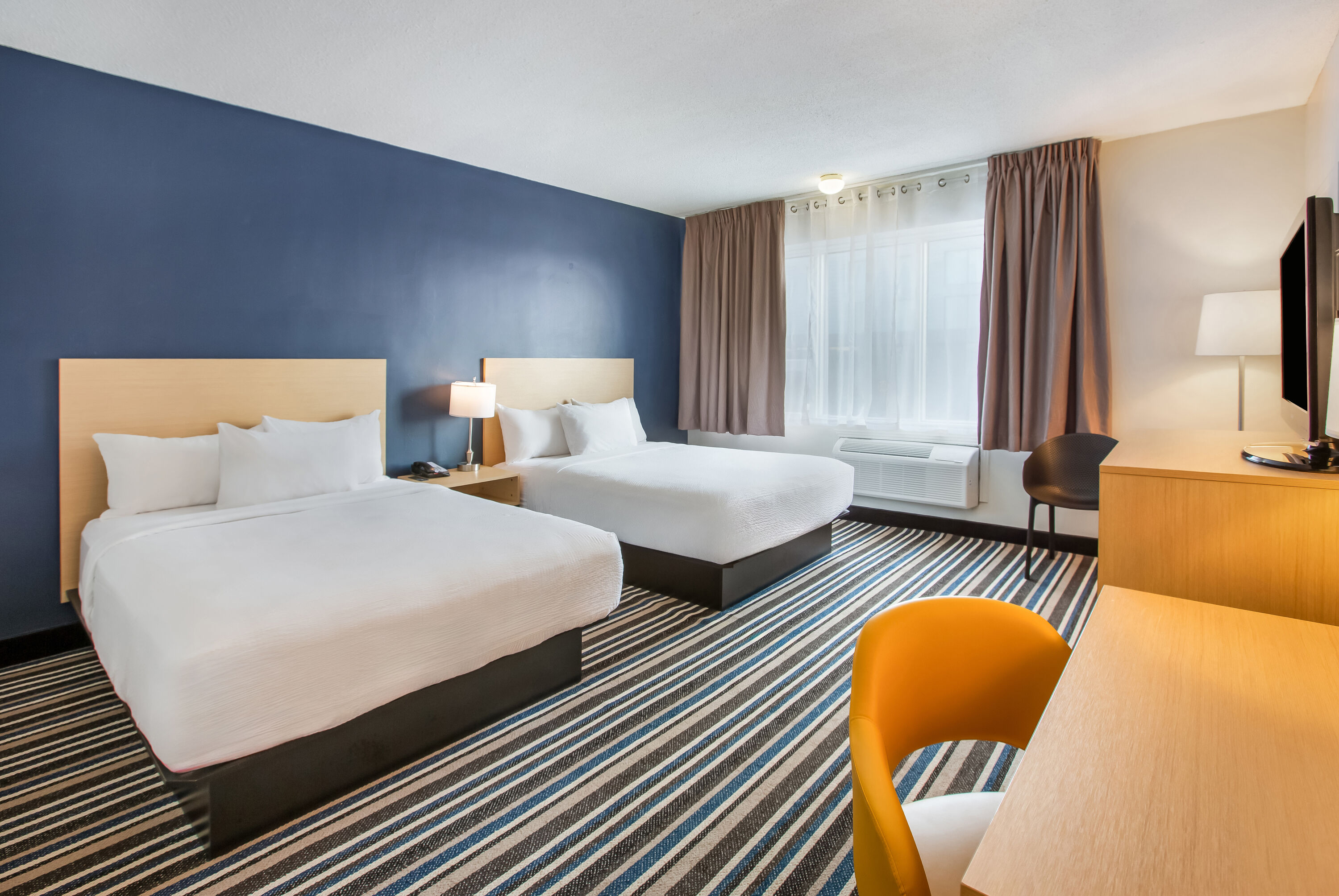 Queen bed guest room at the Days Inn by Wyndham Montreal Airport Conference Centre in Montreal, Quebec