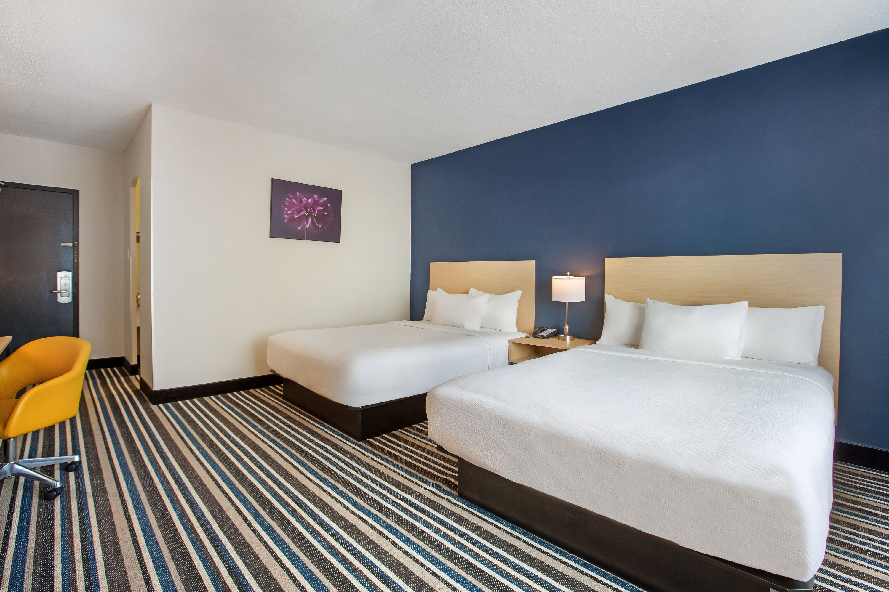 Queen bed guest room at the Days Inn by Wyndham Montreal Airport Conference Centre in Montreal, Quebec