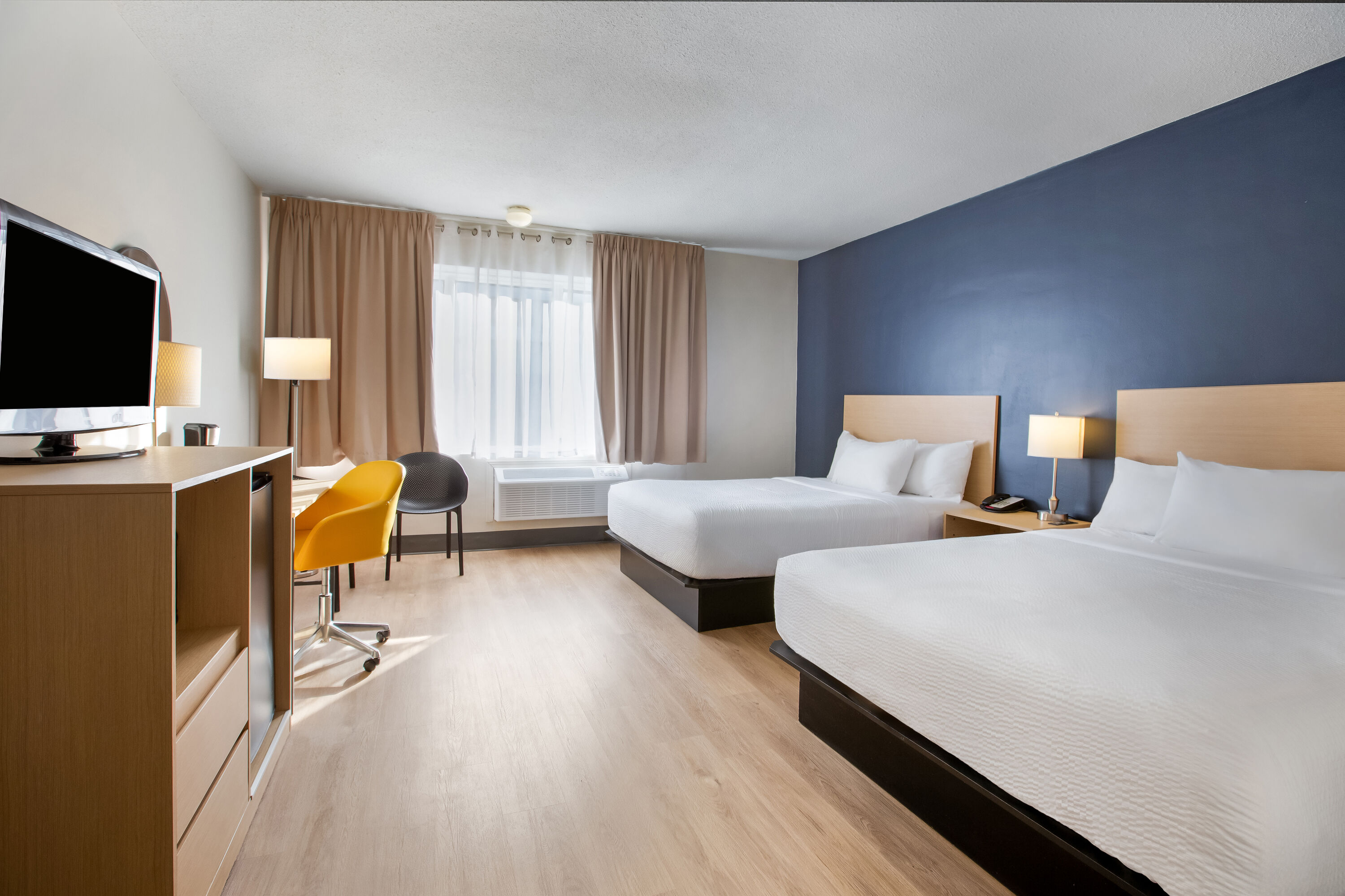 Queen bed guest room at the Days Inn by Wyndham Montreal Airport Conference Centre in Montreal, Quebec