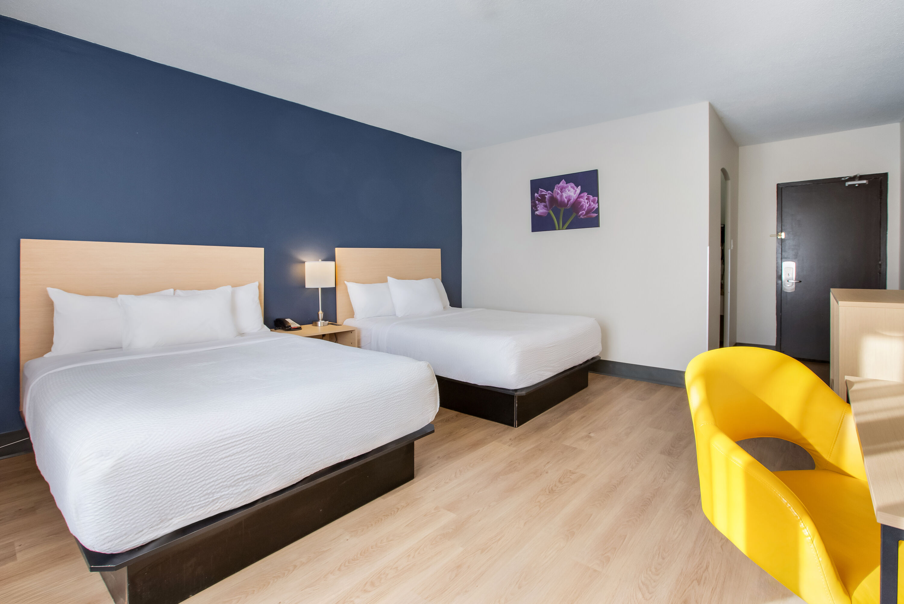 Queen bed guest room at the Days Inn by Wyndham Montreal Airport Conference Centre in Montreal, Quebec