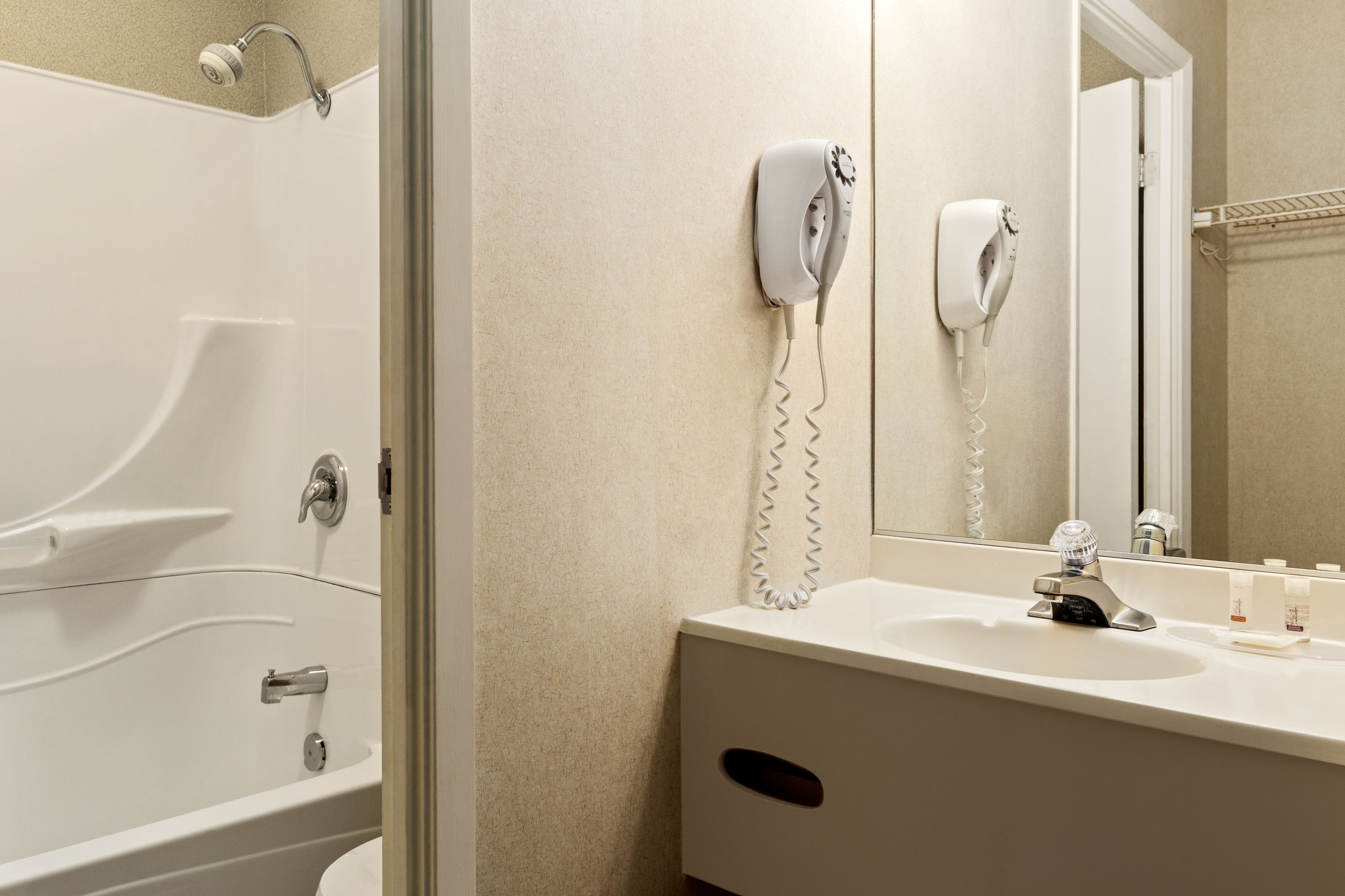 Guest room bath at the Days Inn by Wyndham Trois-Rivieres in Trois-Rivieres, Quebec