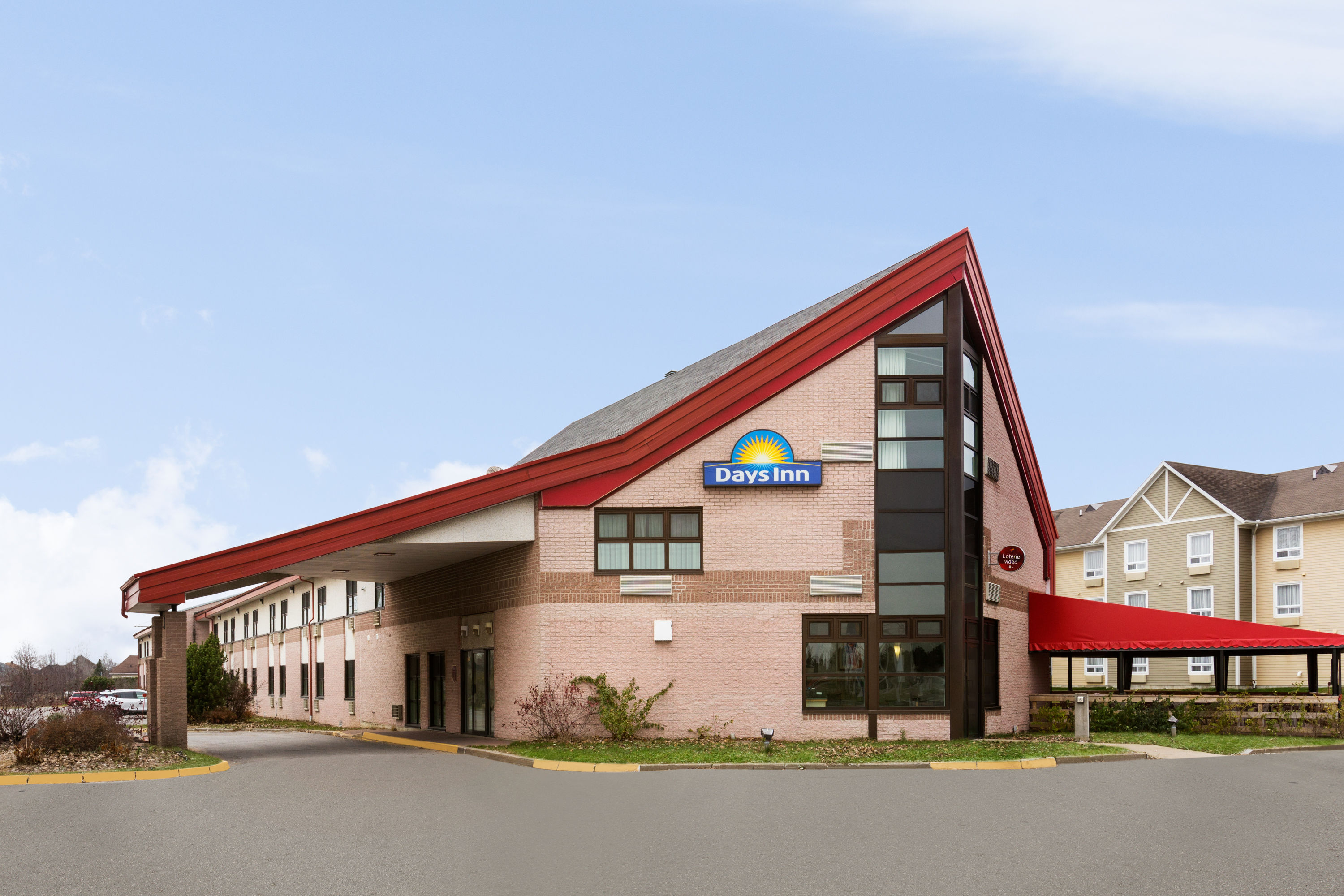 Exterior of Days Inn by Wyndham Trois-Rivieres hotel in Trois-Rivieres, Quebec