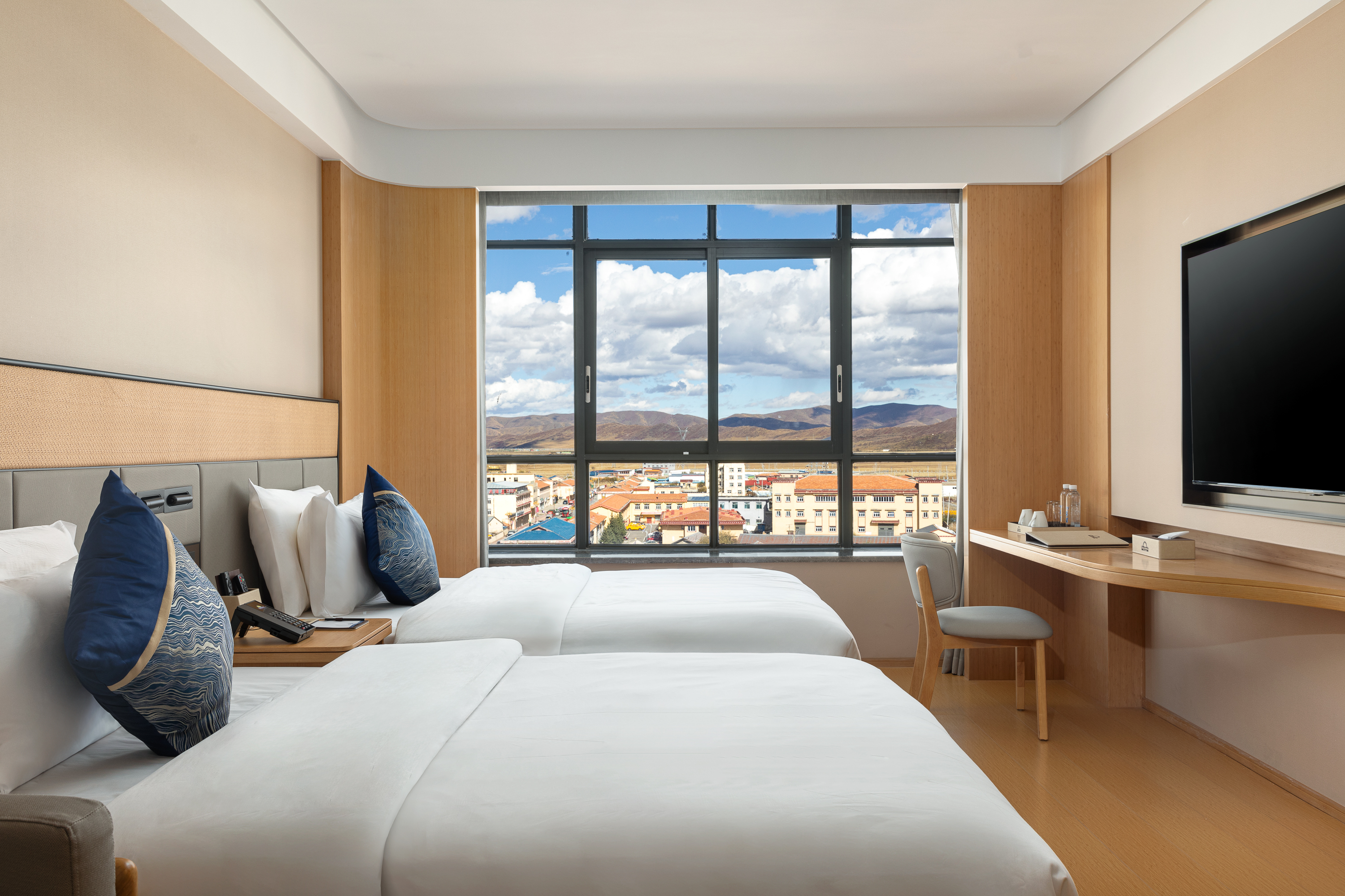 Guest room at the Days Hotel by Wyndham Aba Hongyuan in Aba Autonomous Prefecture, Other than US/Canada