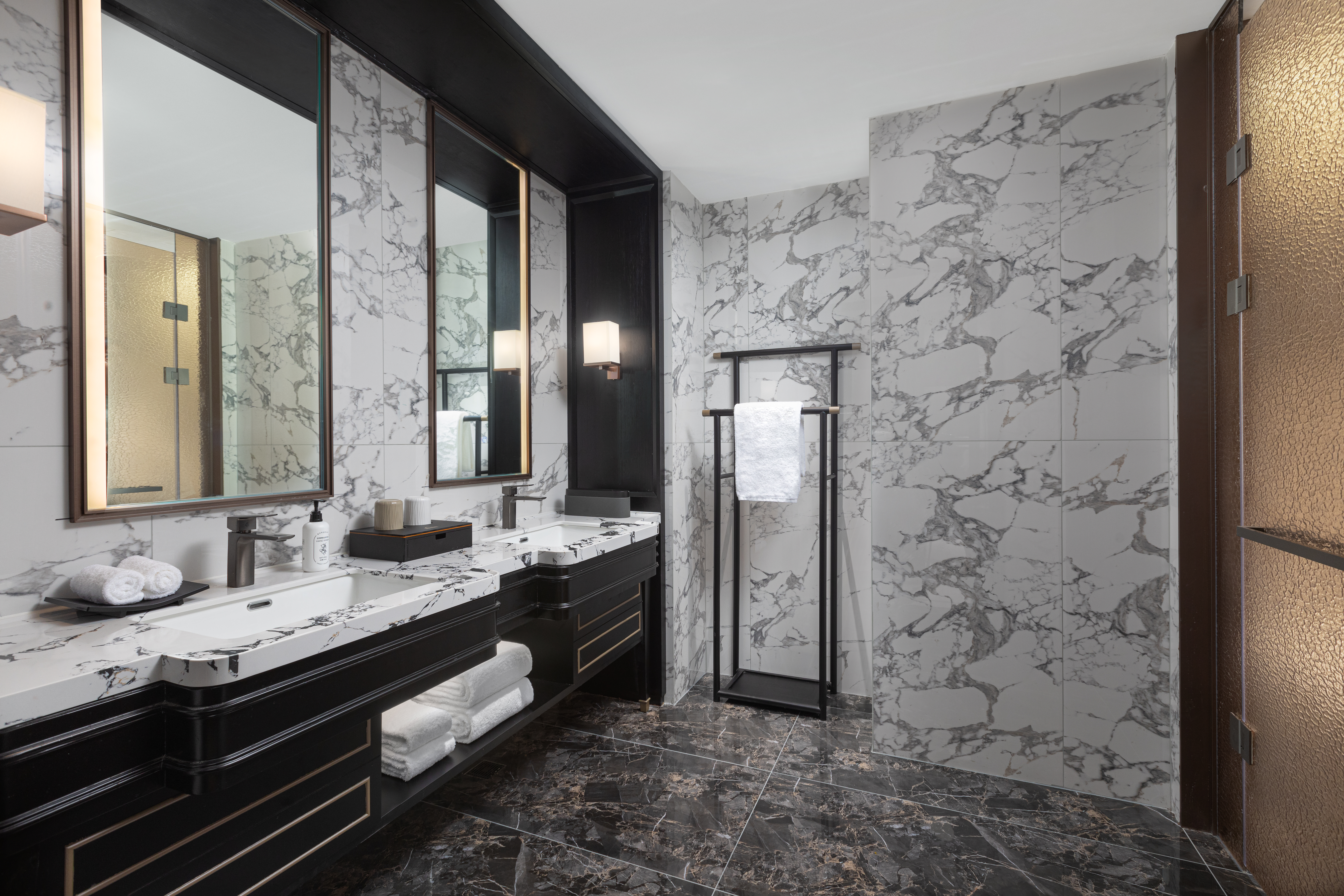 Guest room at the Days Hotel by Wyndham Changsha Yuhua East in Changsha, Other than US/Canada