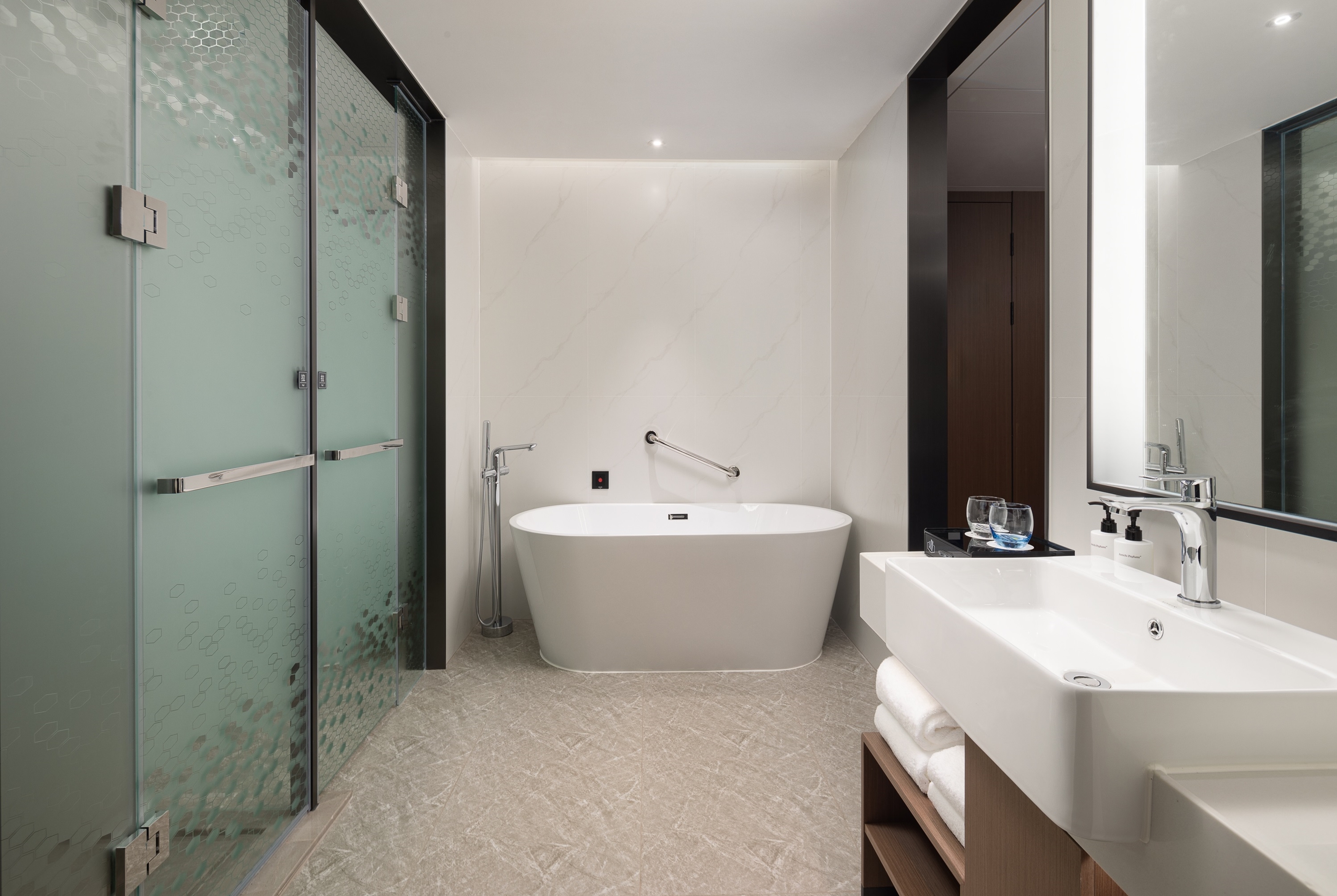 Guest room bath at the Days Hotel by Wyndham Chengdu Wenjiang in Chengdu, Other than US/Canada