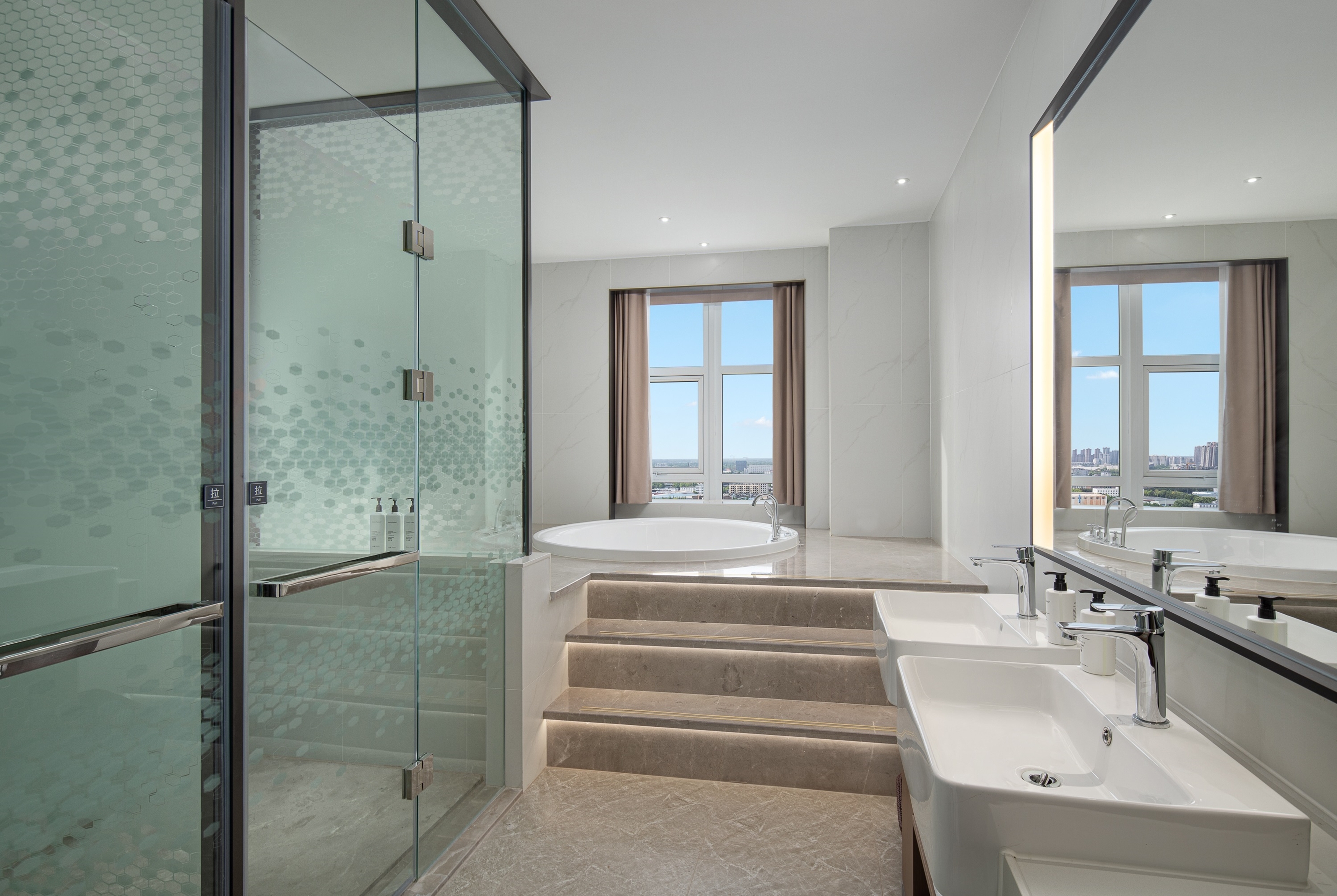 Guest room bath at the Days Hotel by Wyndham Chengdu Wenjiang in Chengdu, Other than US/Canada