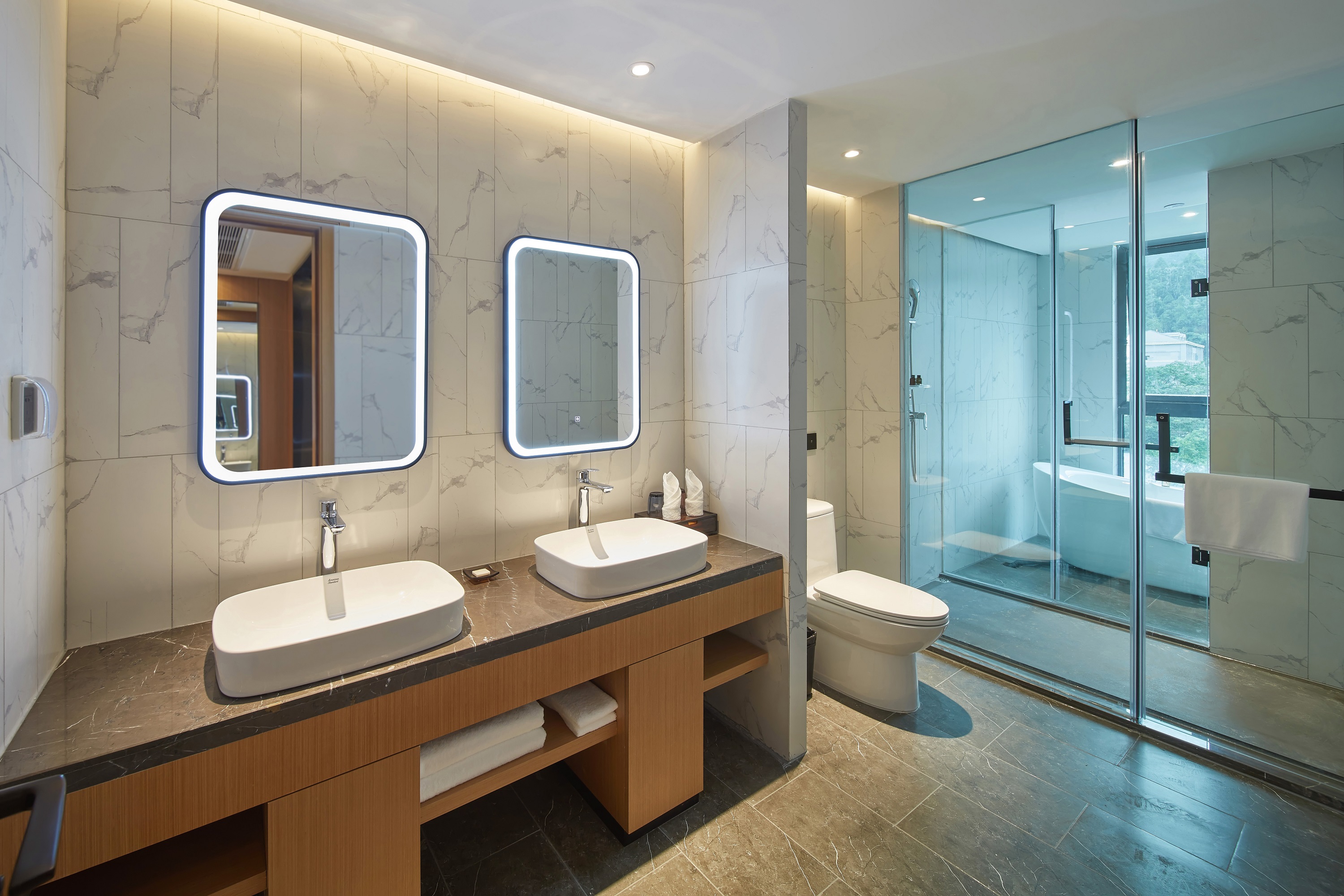 Guest room bath at the Days Hotel by Wyndham Bishan Chongqing in Chongqing, Other than US/Canada