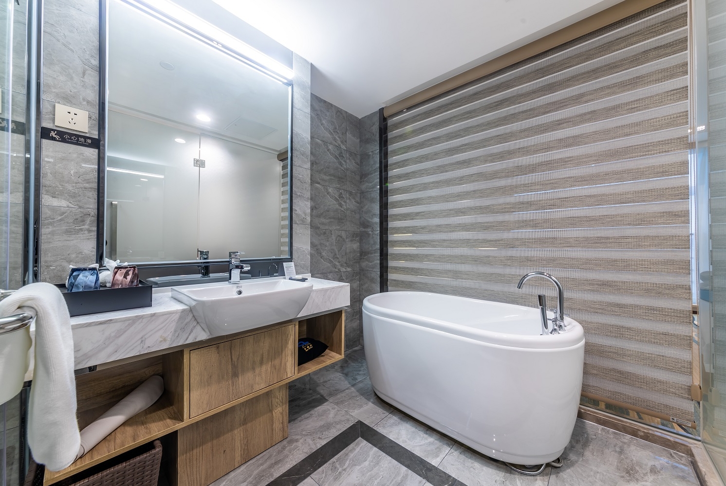 Guest room at the Days Hotel By Wyndham Chongqing Keyuan in Chongqing, Other than US/Canada