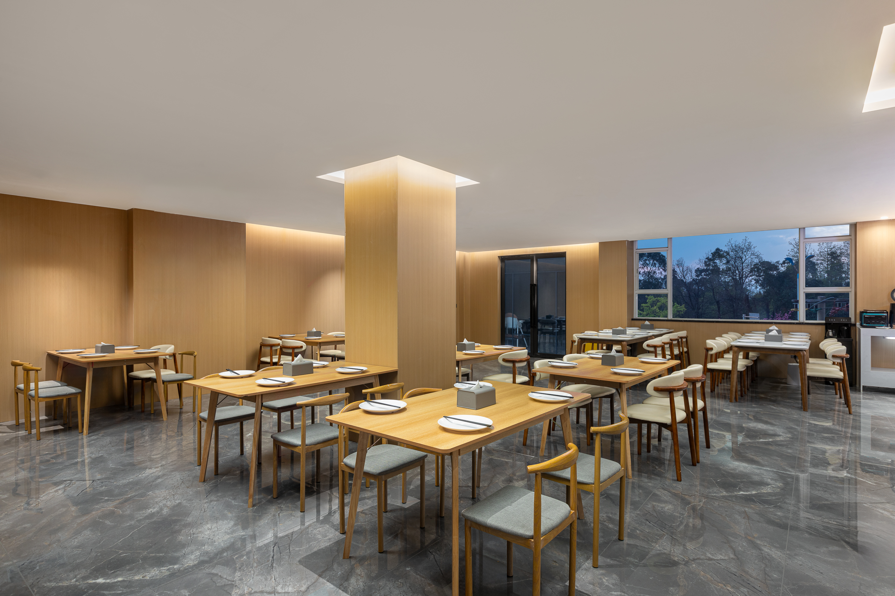 Days Inn by Wyndham Dali Ancient City restaurant breakfast area with seating in Dali, Other than US/Canada