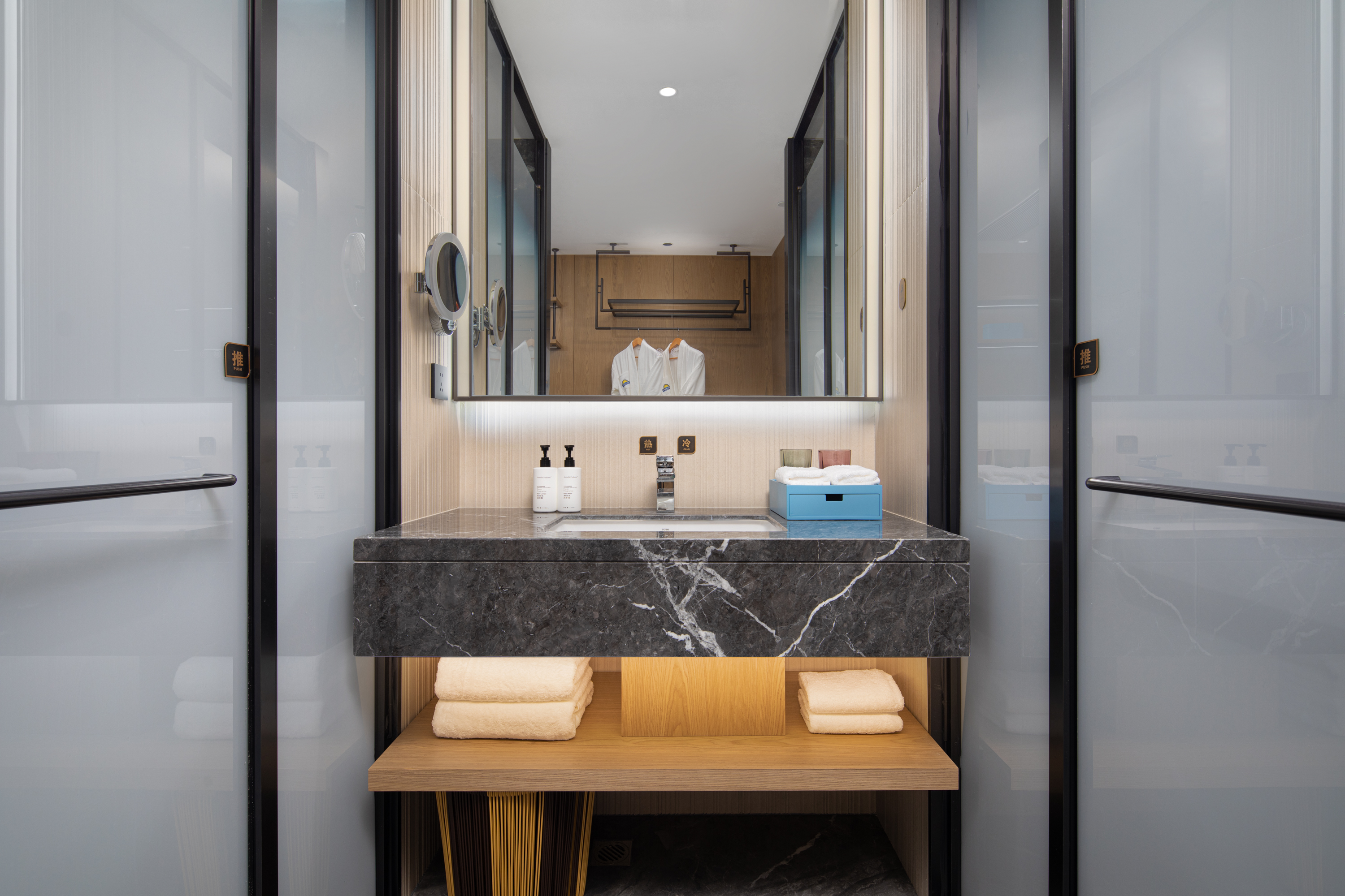 Guest room bath at the Days Hotel by Wyndham Enshi Girls Town in Enshi, Other than US/Canada