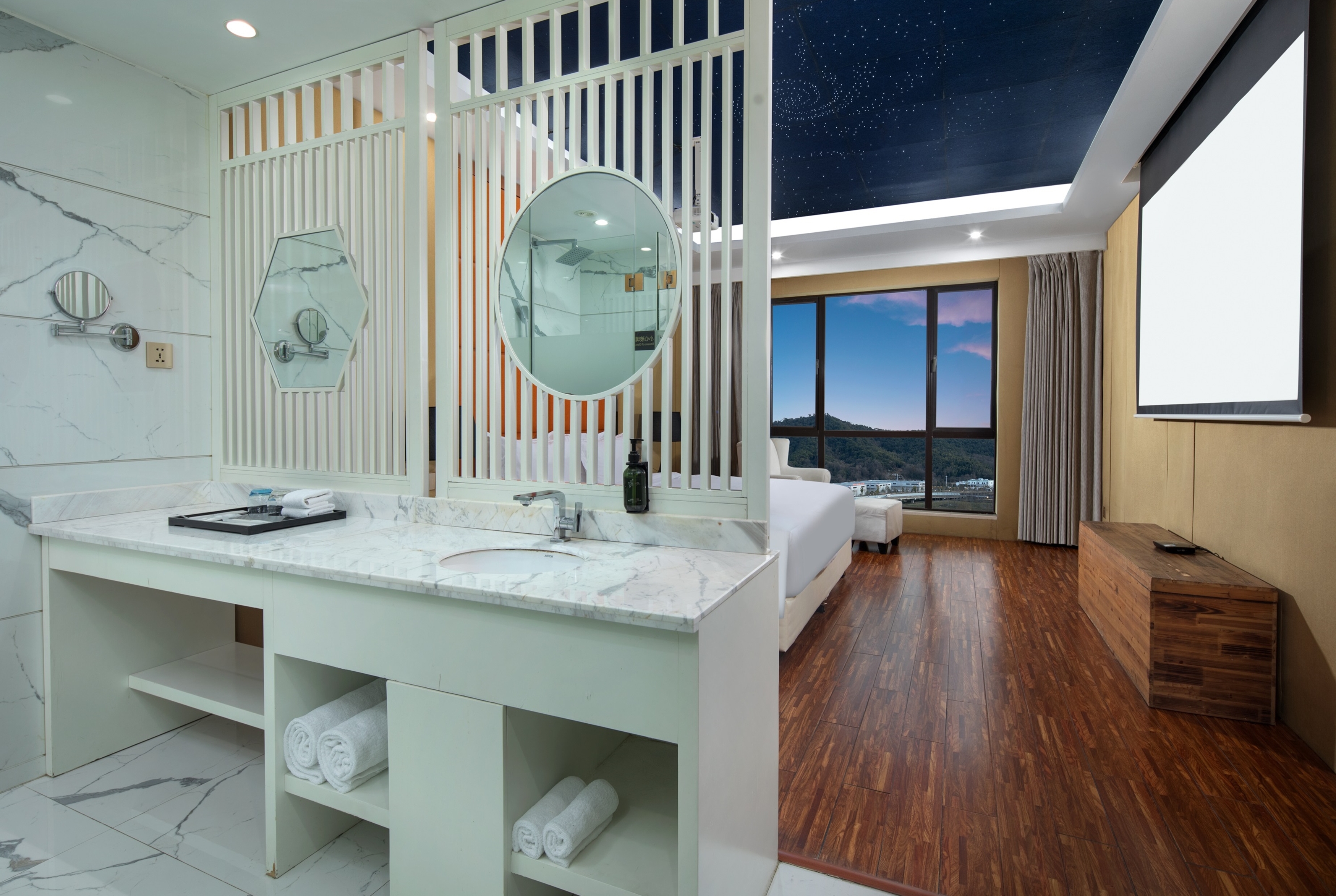 Guest room at the Days Inn by Wyndham Hangzhou Zhuantang in Hangzhou, Other than US/Canada