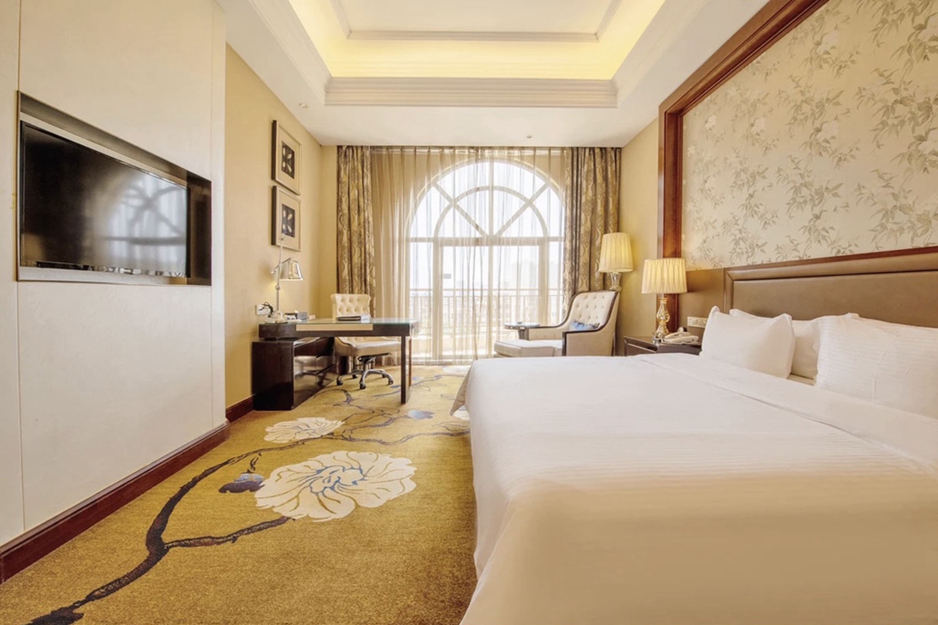 Guest room at the Days Hotel by Wyndham Logan City Huizhou in Huizhou, Other than US/Canada