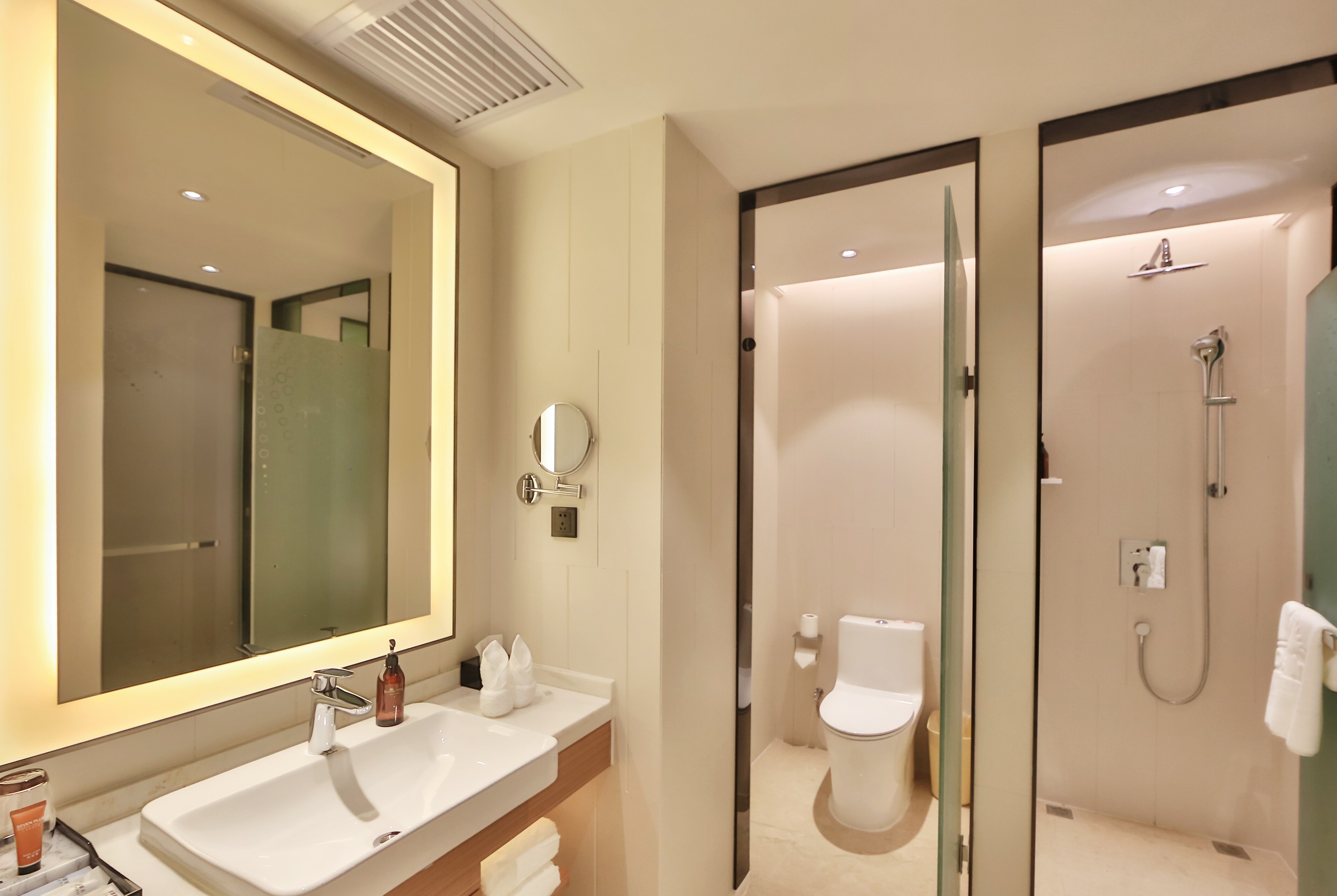 Guest room bath at the Days Inn by Wyndham Lanzhou in Lanzhou, Other than US/Canada