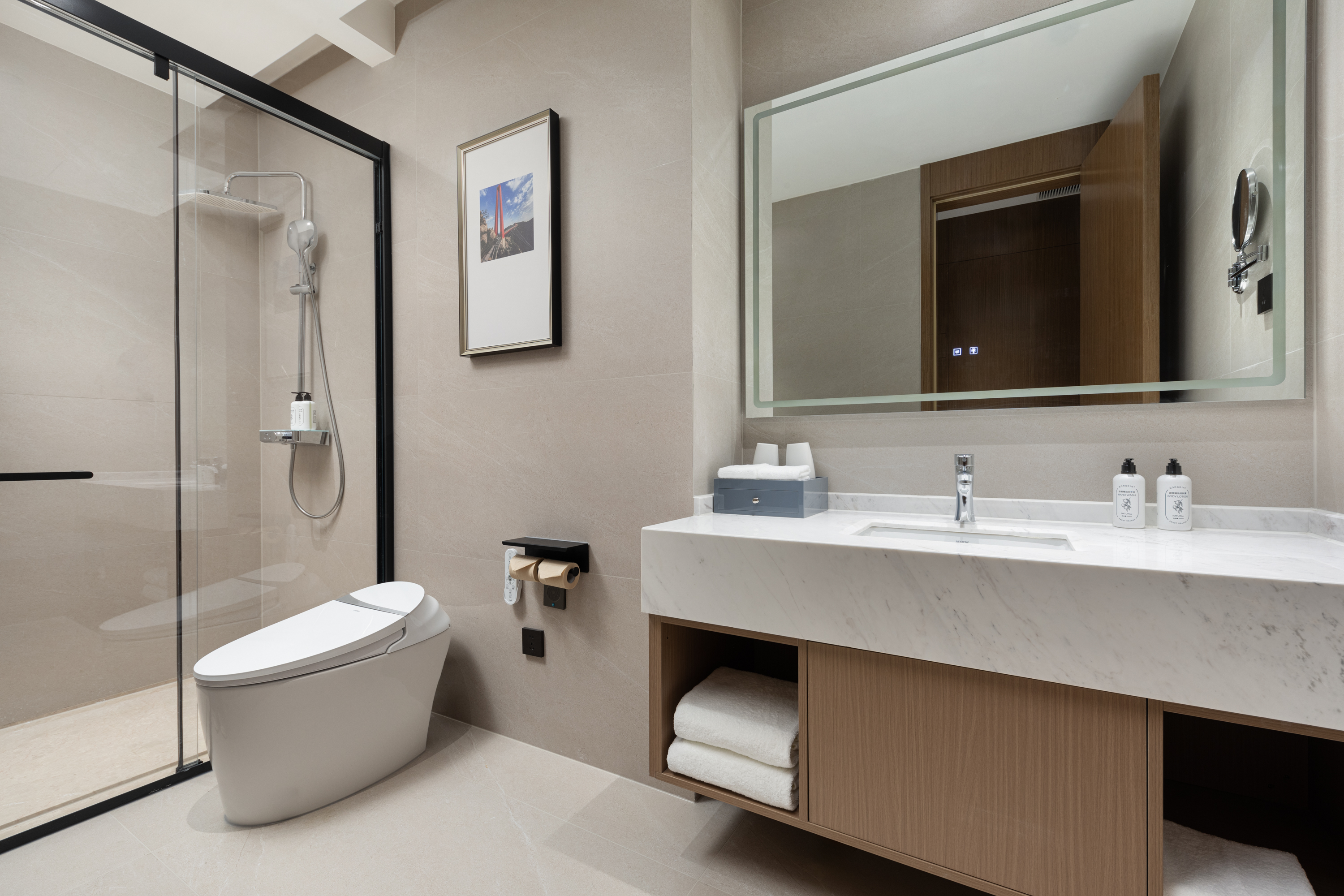 Guest room bath at the Days Inn by Wyndham Linyi Yihe New Area in Linyi, Other than US/Canada