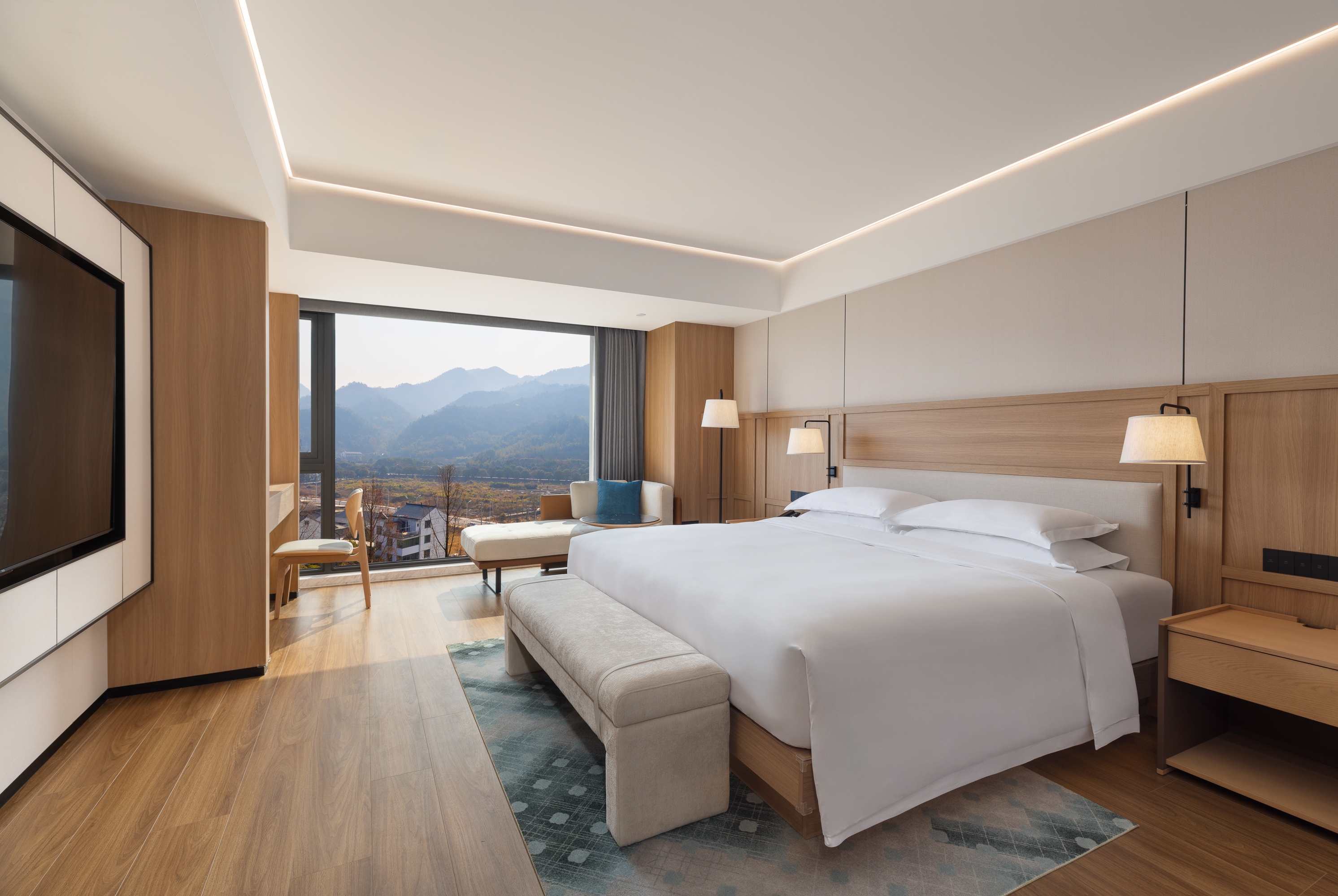 King bed guest room at the Days Hotel by Wyndham Lishui Liandu in Lishui, Other than US/Canada