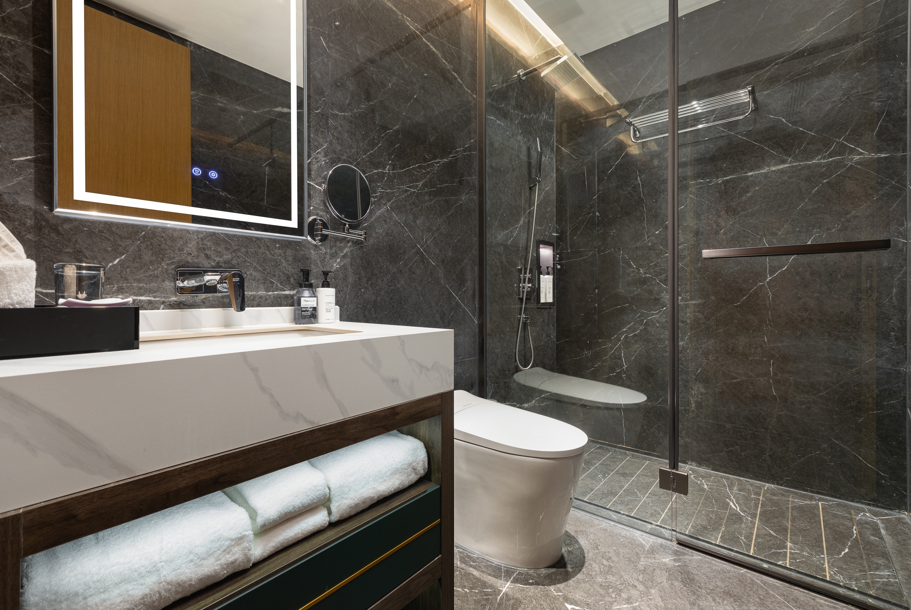 Guest room bath at the Days Hotel by Wyndham Luzhou Gulin in Luzhou, Other than US/Canada