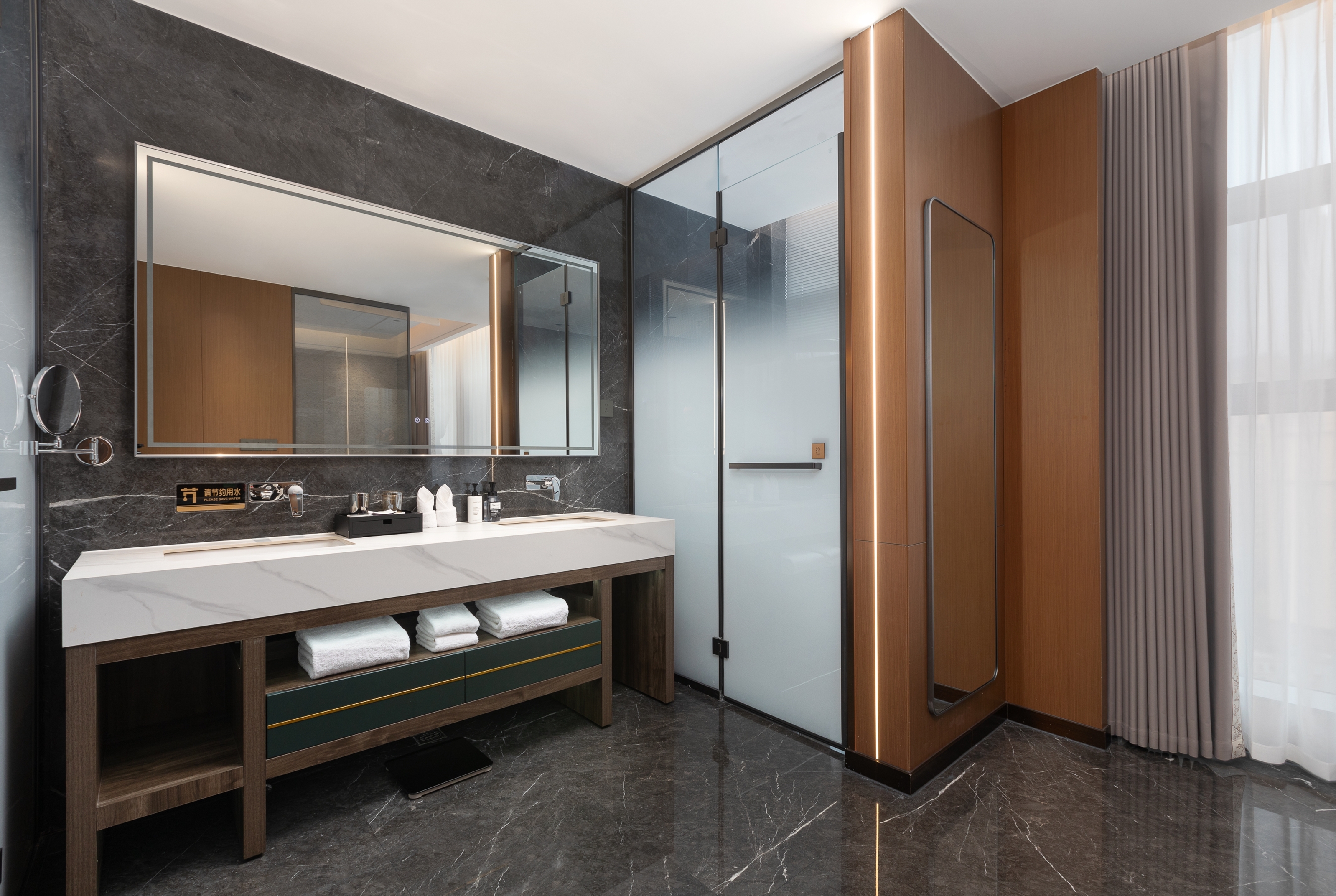 Guest room bath at the Days Hotel by Wyndham Luzhou Gulin in Luzhou, Other than US/Canada