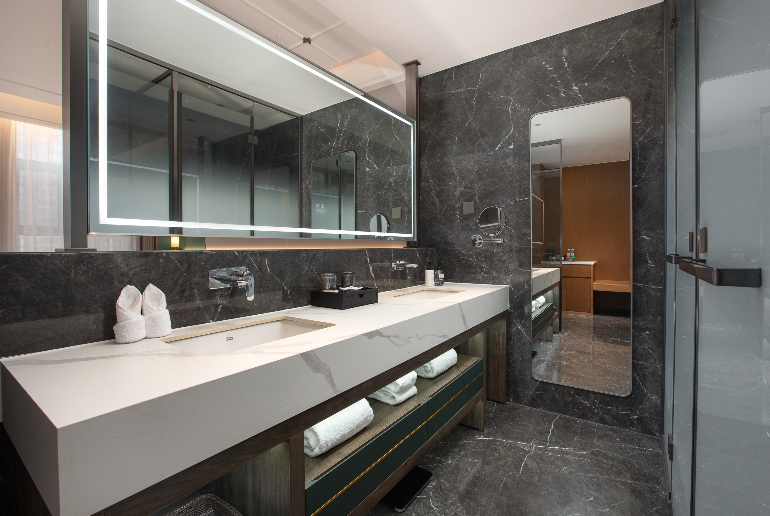 Guest room bath at the Days Hotel by Wyndham Luzhou Gulin in Luzhou, Other than US/Canada