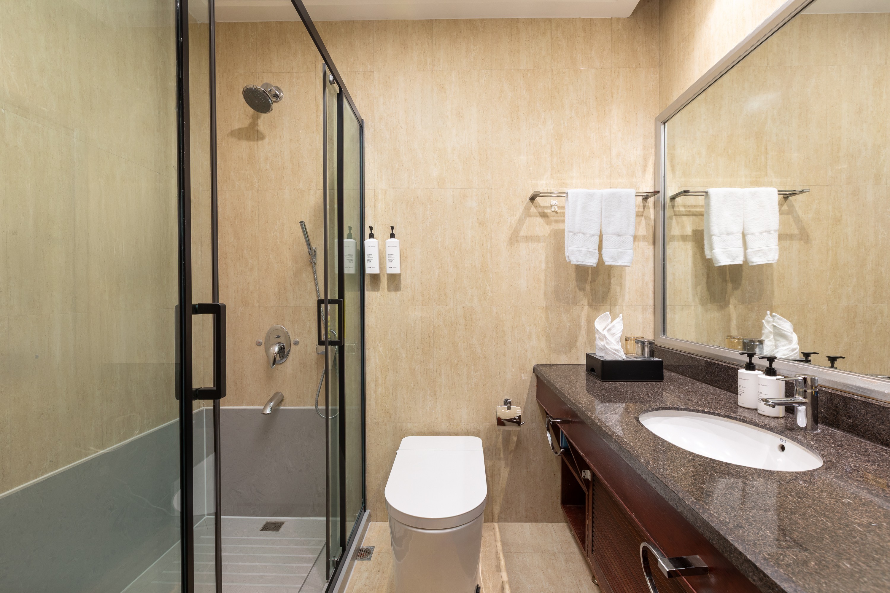 Guest room bath at the Days Hotel by Wyndham Shangzhi Yabuli in Shangzhi, Other than US/Canada
