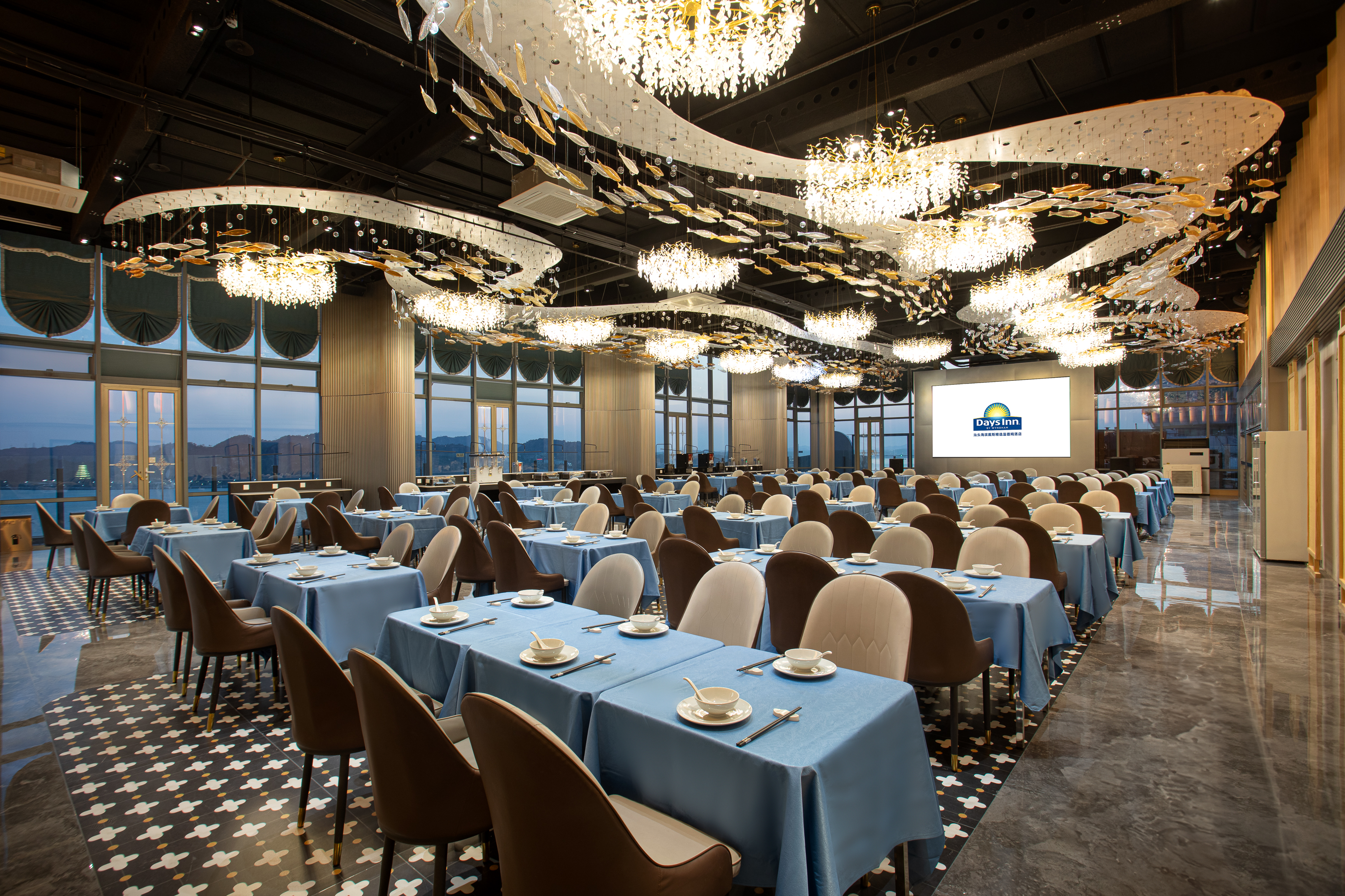 Days Inn by Wyndham Shantou Jinping restaurant breakfast area with seating in Shantou, Other than US/Canada