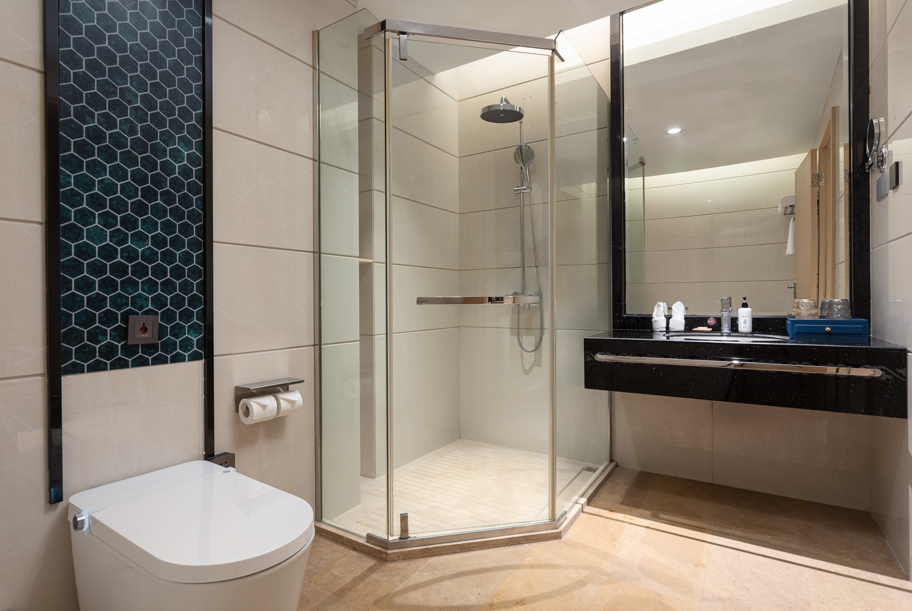 Guest room bath at the Days Hotel by Wyndham Shenzhen Sanlian in Shenzhen, Other than US/Canada