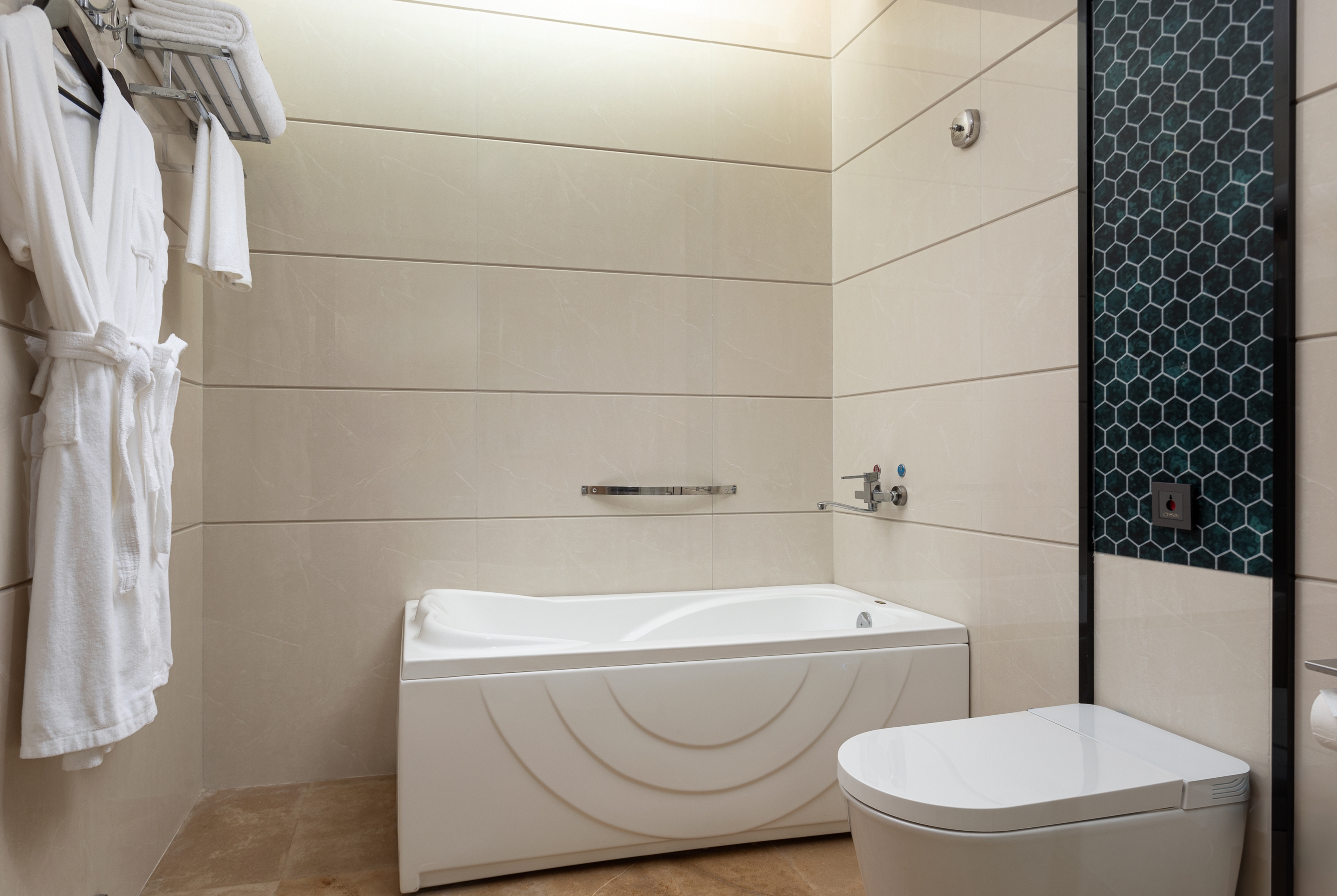 Guest room bath at the Days Hotel by Wyndham Shenzhen Sanlian in Shenzhen, Other than US/Canada