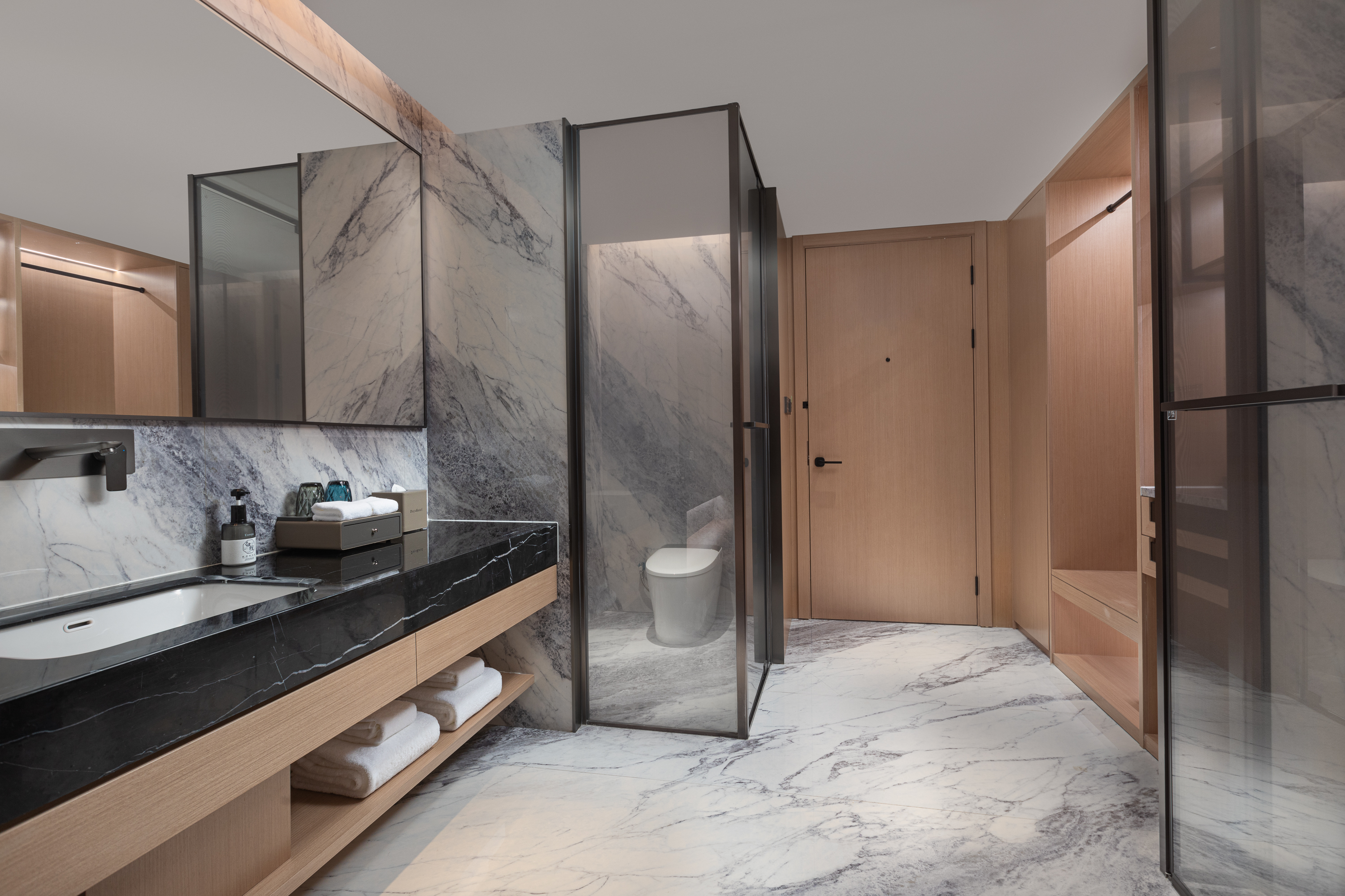 Guest room bath at the Days Hotel by Wyndham Taizhou Sanmen in Taizhou, Other than US/Canada