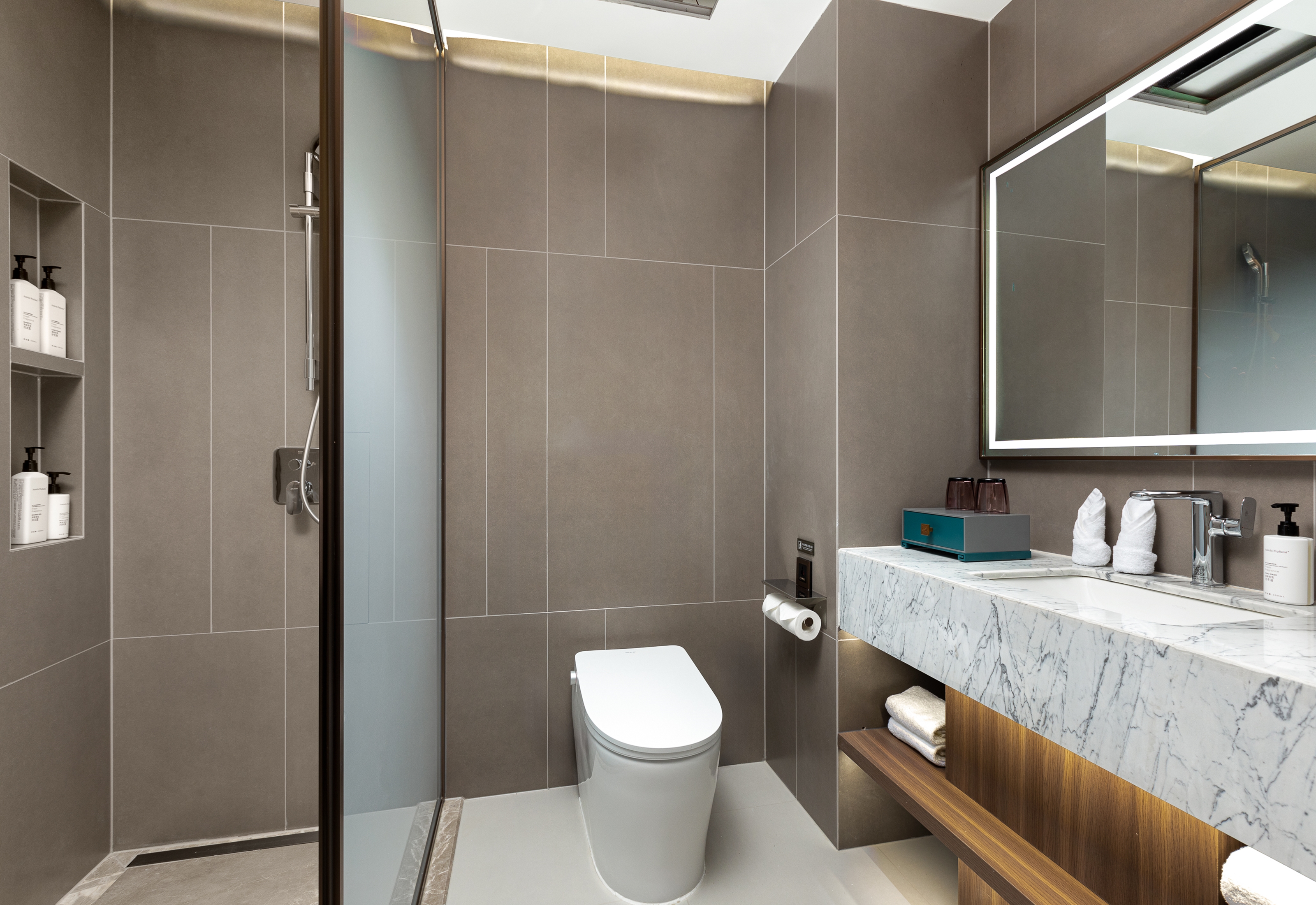 Guest room bath at the Days Hotel by Wyndham Tianshui Qinzhou in Tianshui, Other than US/Canada