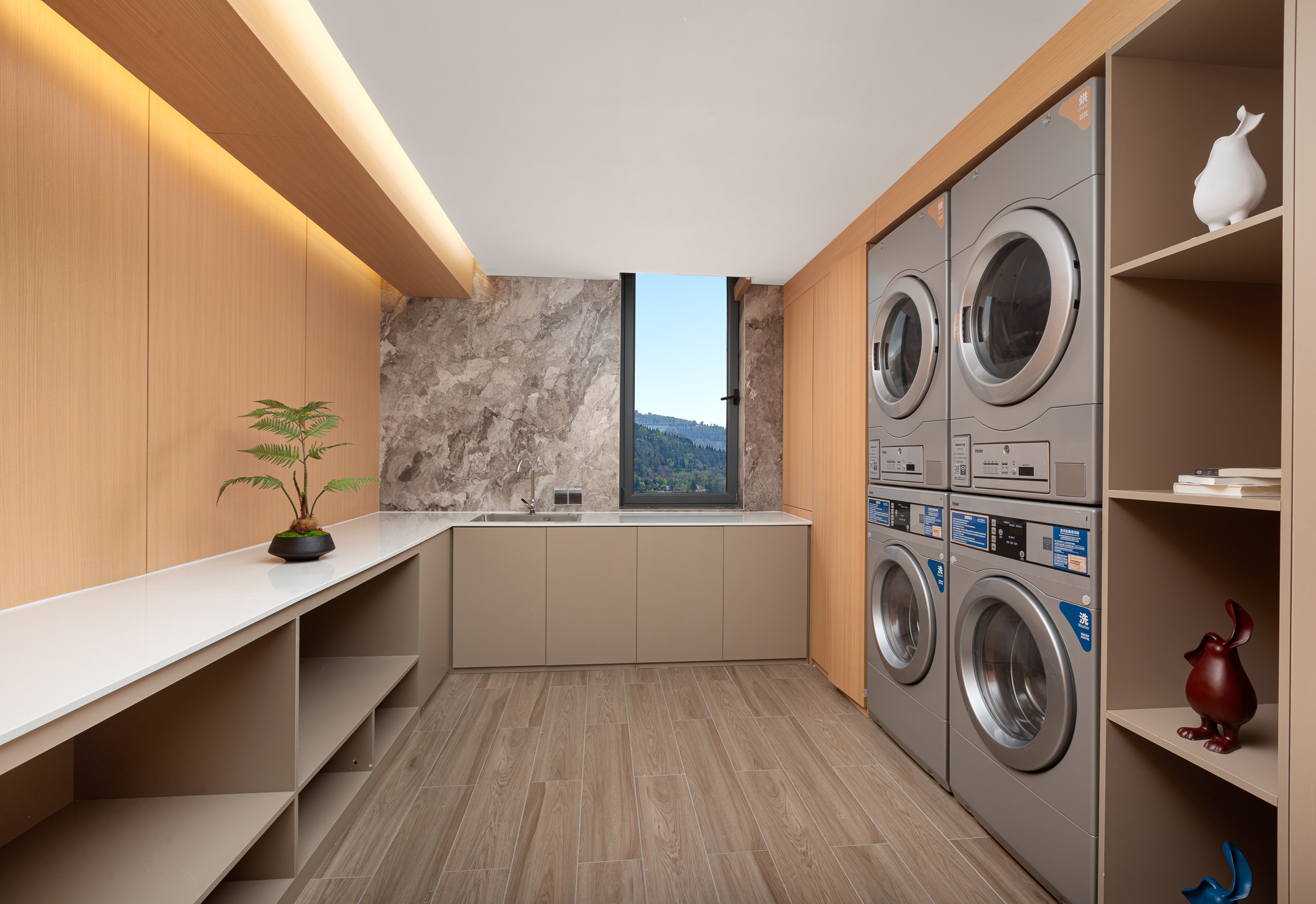 Guest room bath at the Days Hotel by Wyndham Tianshui Qinzhou in Tianshui, Other than US/Canada