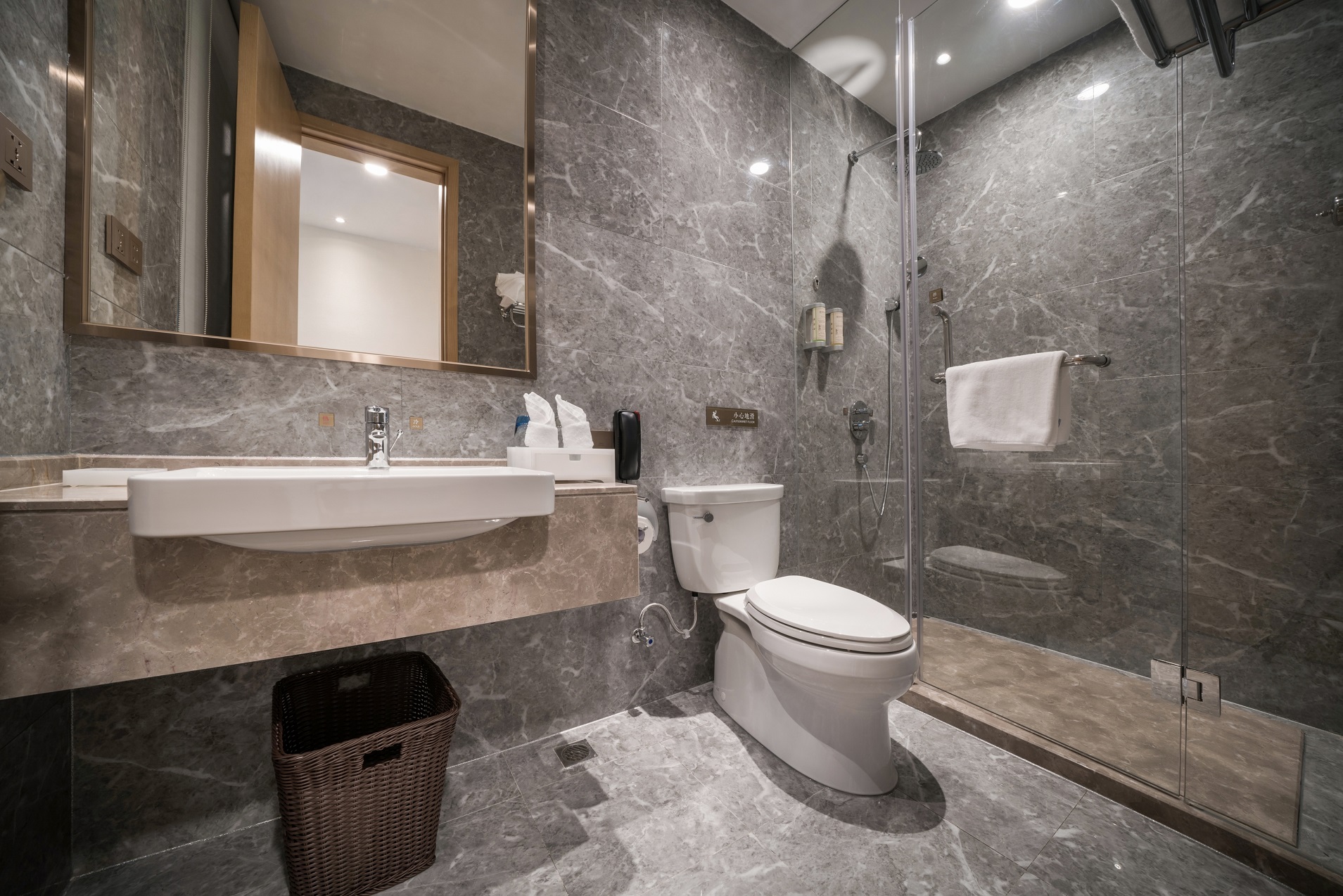 Guest room bath at the Days Hotel By Wyndham Yinxiang Wuyishan in Wuyishan, Other than US/Canada
