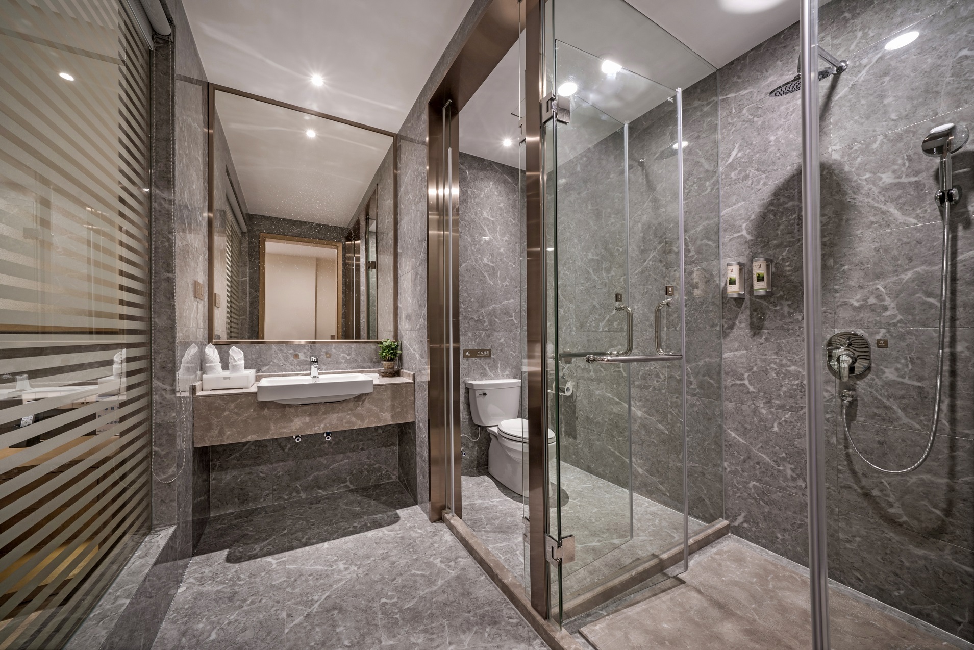 Guest room bath at the Days Hotel By Wyndham Yinxiang Wuyishan in Wuyishan, Other than US/Canada