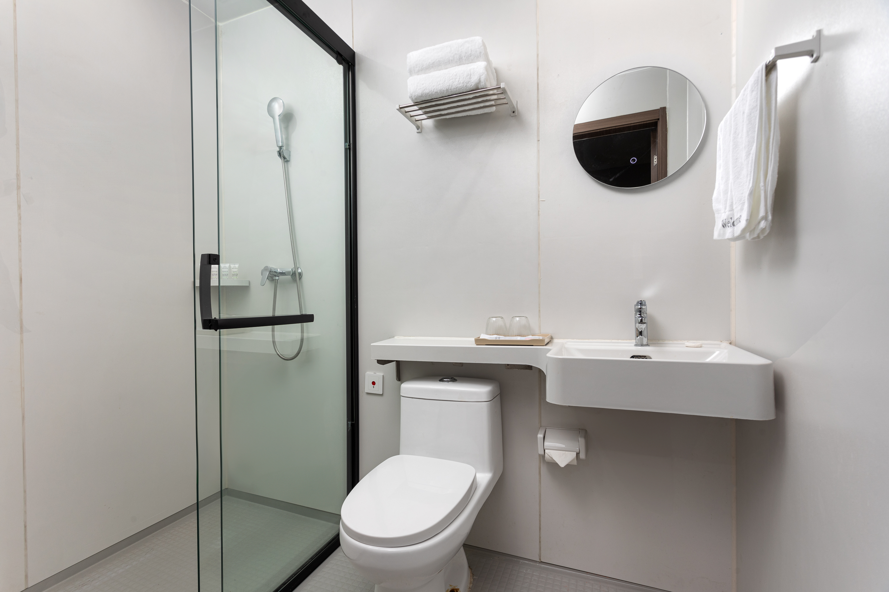 Guest room bath at the Days Inn by Wyndham Yangzhou Guangling in Yangzhou, Other than US/Canada