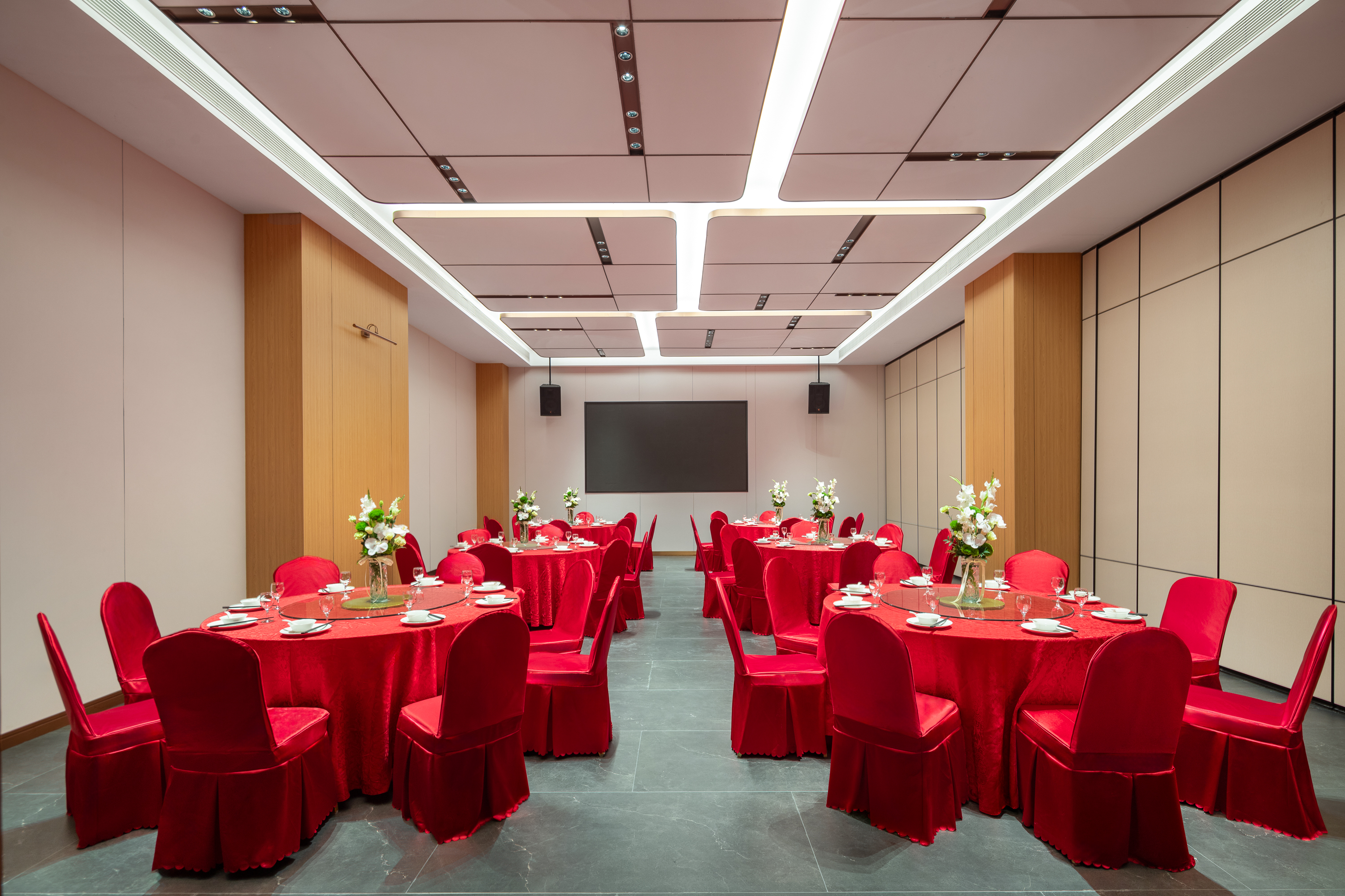 Meeting room banquet rounds at Days Hotel by Wyndham Yichun Gaoan in Yichun, Other than US/Canada