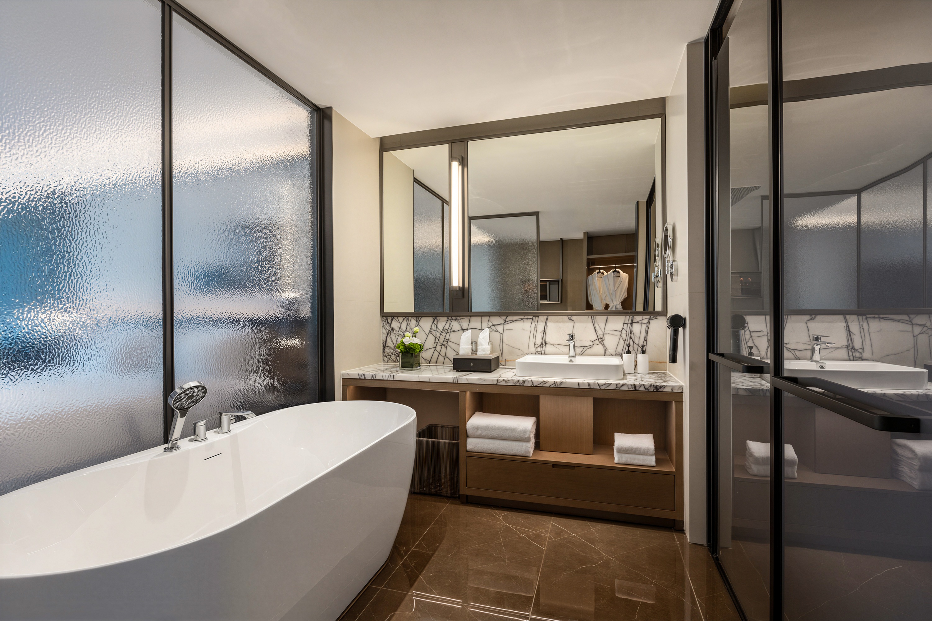 Guest room bath at the Days Hotel by Wyndham Yichun Gaoan in Yichun, Other than US/Canada