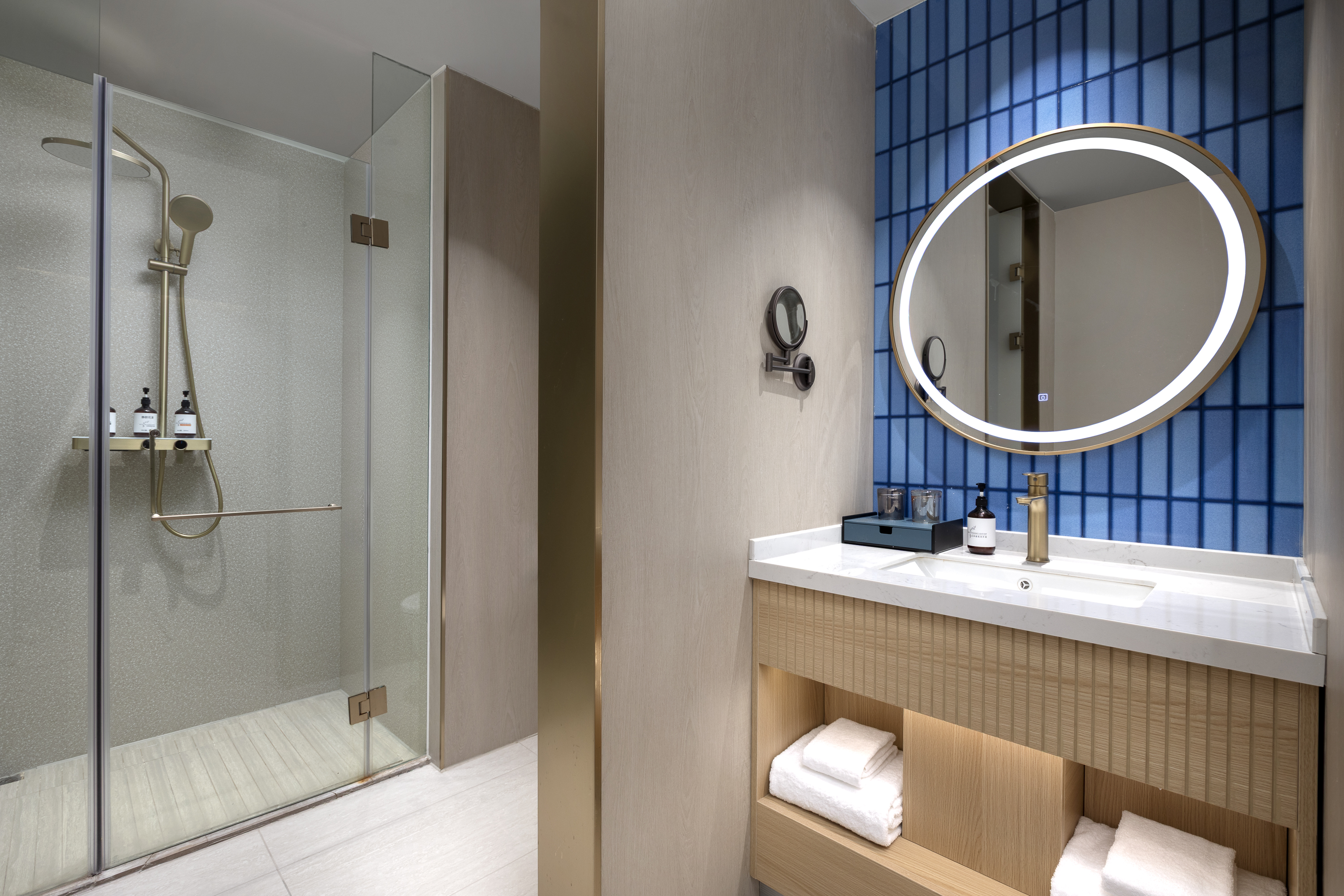 Guest room bath at the Days Inn by Wyndham Yinchuan East Jiefang Road in Yinchuan, Other than US/Canada