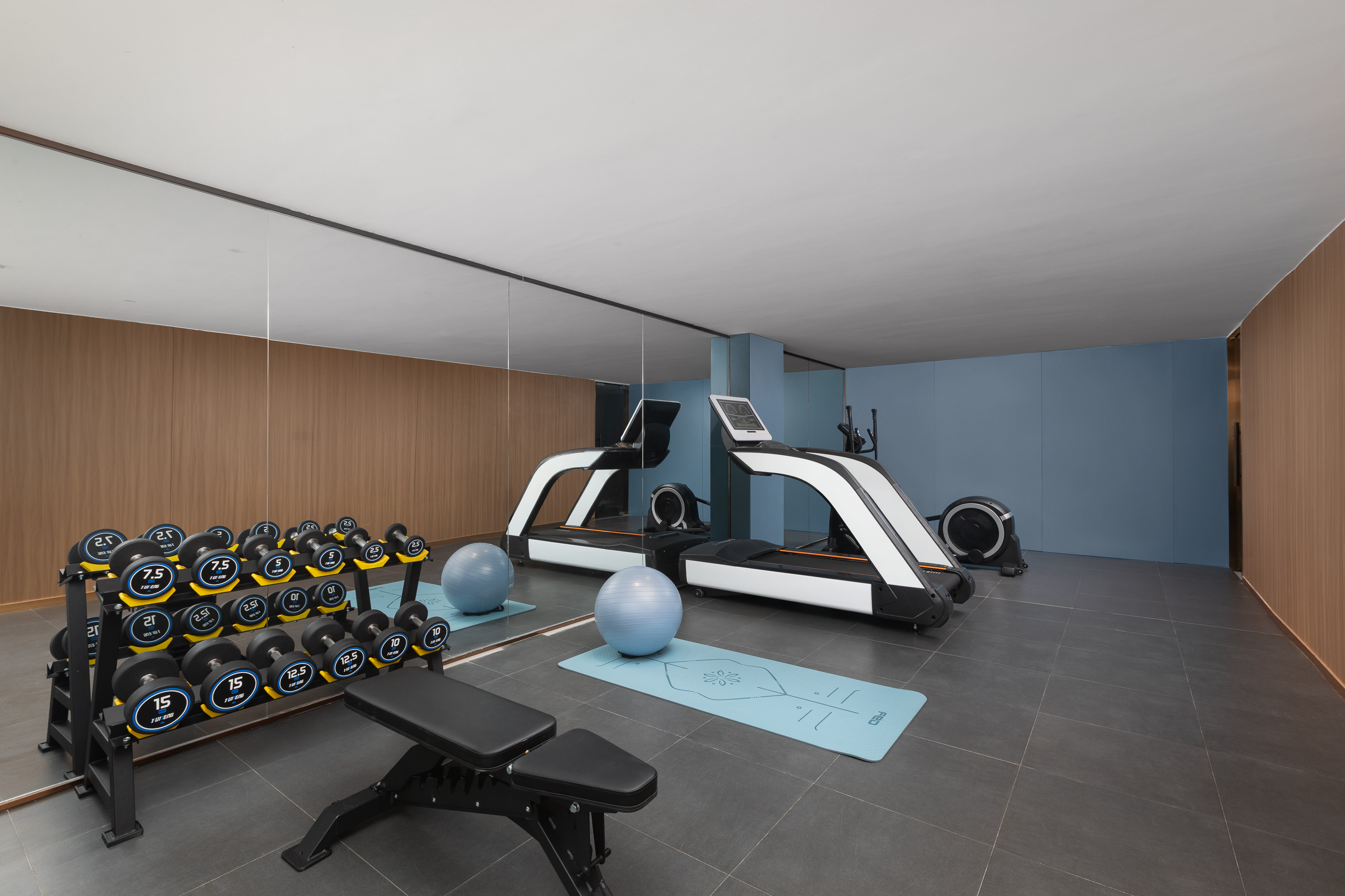 Fitness room at Days Inn by Wyndham Yueyang Train Station in Yueyang, Other than US/Canada