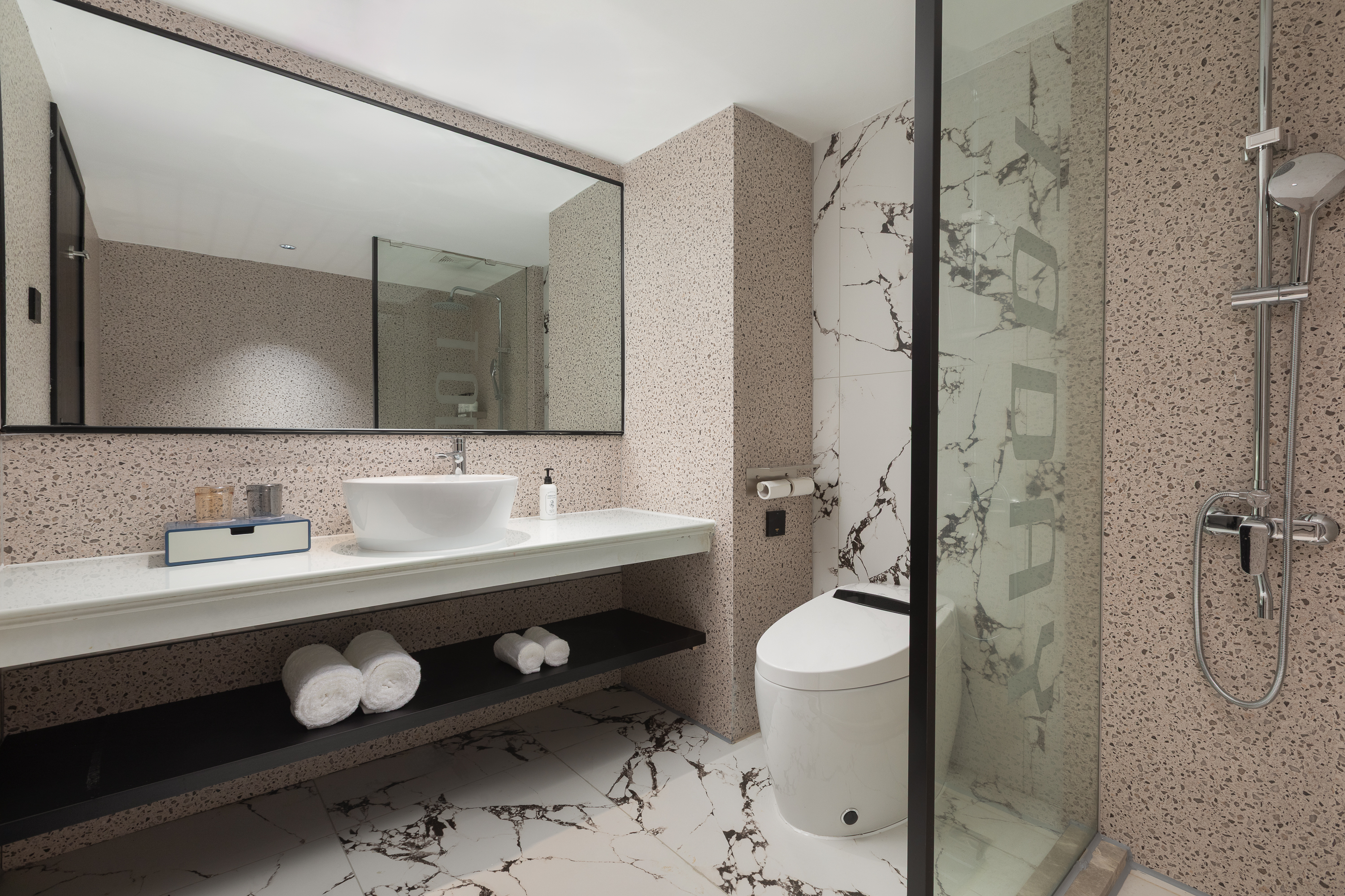 Guest room bath at the Days Inn by Wyndham Yueyang Train Station in Yueyang, Other than US/Canada