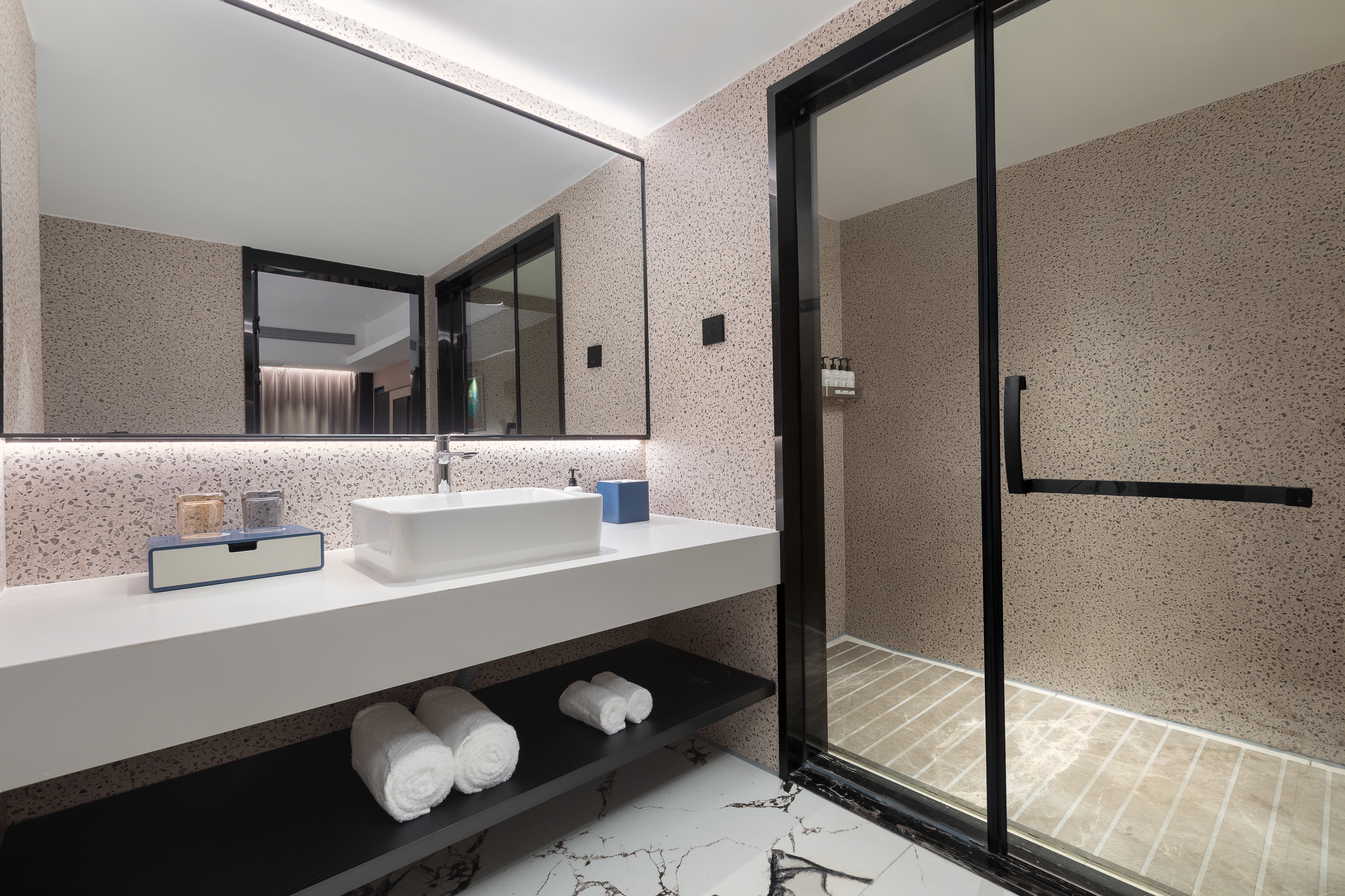Guest room bath at the Days Inn by Wyndham Yueyang Train Station in Yueyang, Other than US/Canada