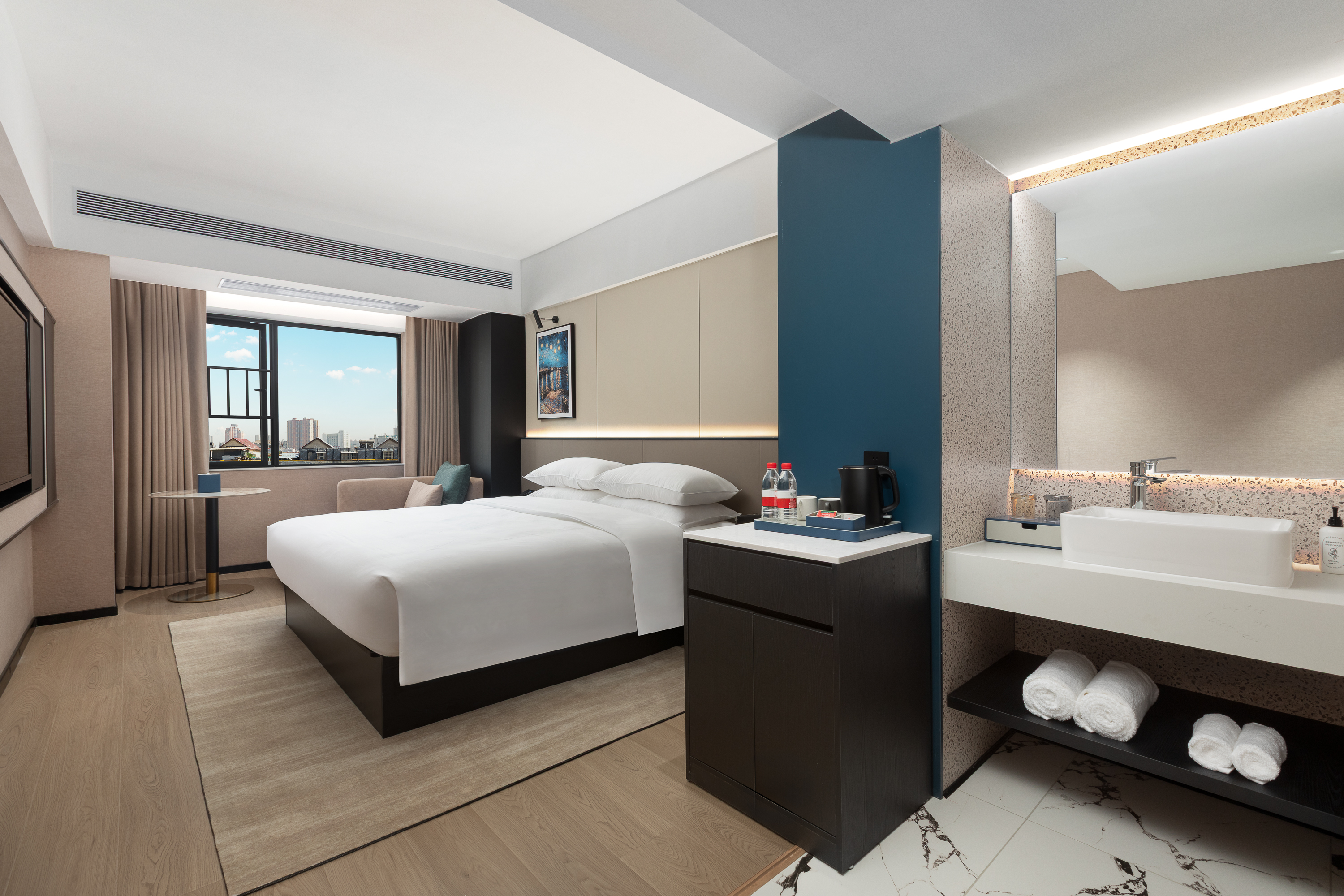 Guest room at the Days Inn by Wyndham Yueyang Train Station in Yueyang, Other than US/Canada