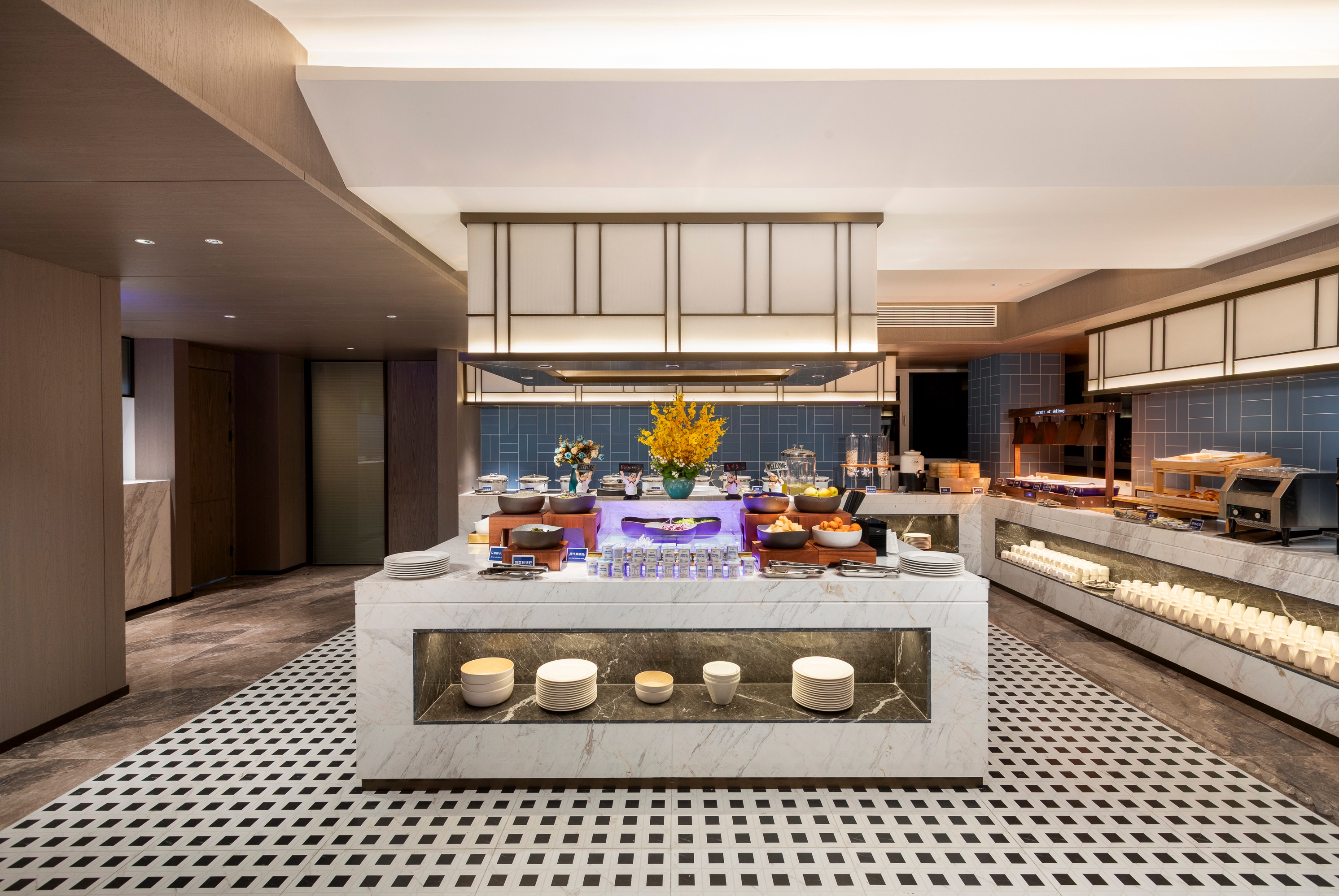 Days Inn by Wyndham Zhengzhou Xinzheng Airport restaurant breakfast area close up in Zhengzhou, Other than US/Canada