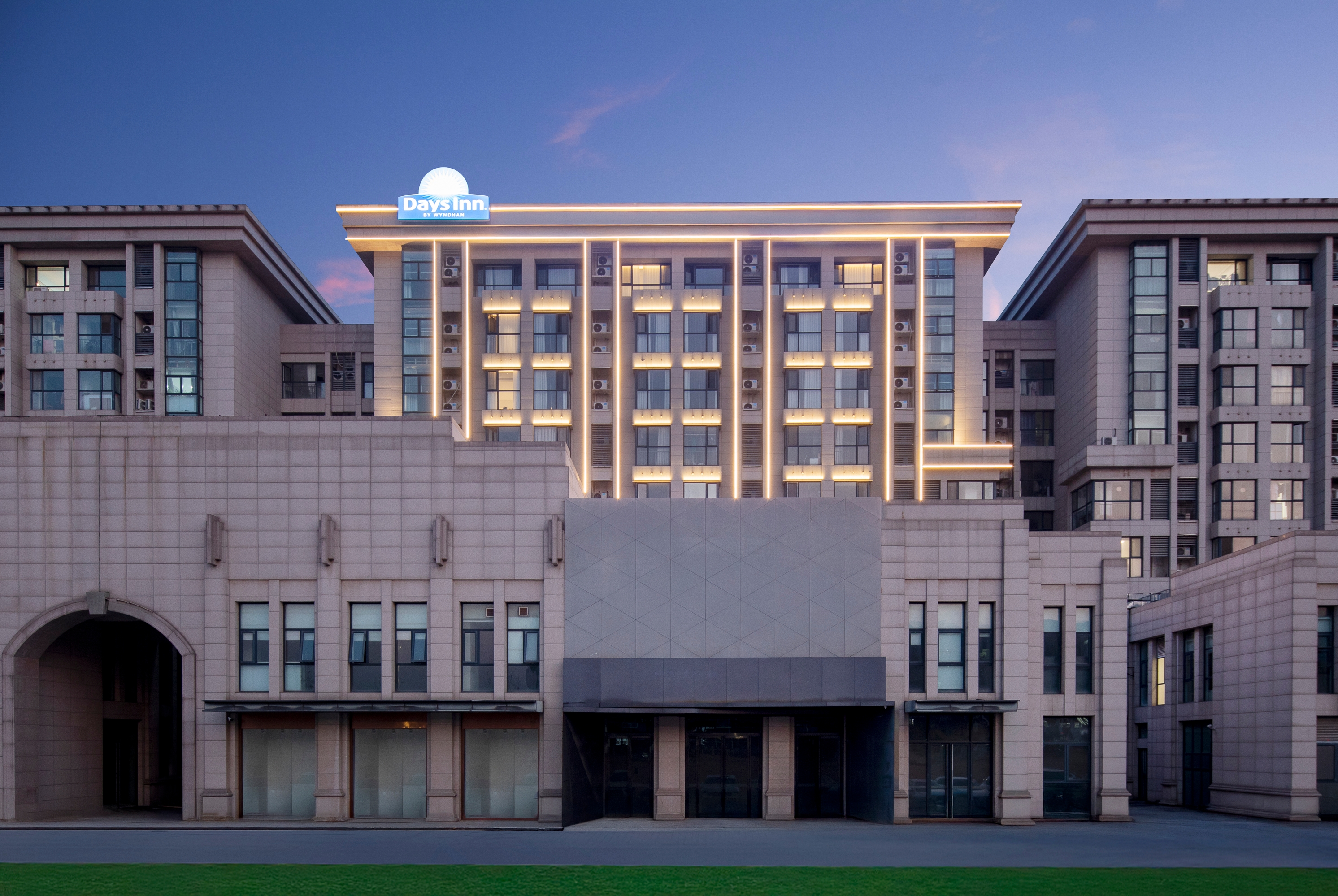 Exterior of Days Inn by Wyndham Zhengzhou Xinzheng Airport hotel in Zhengzhou, Other than US/Canada