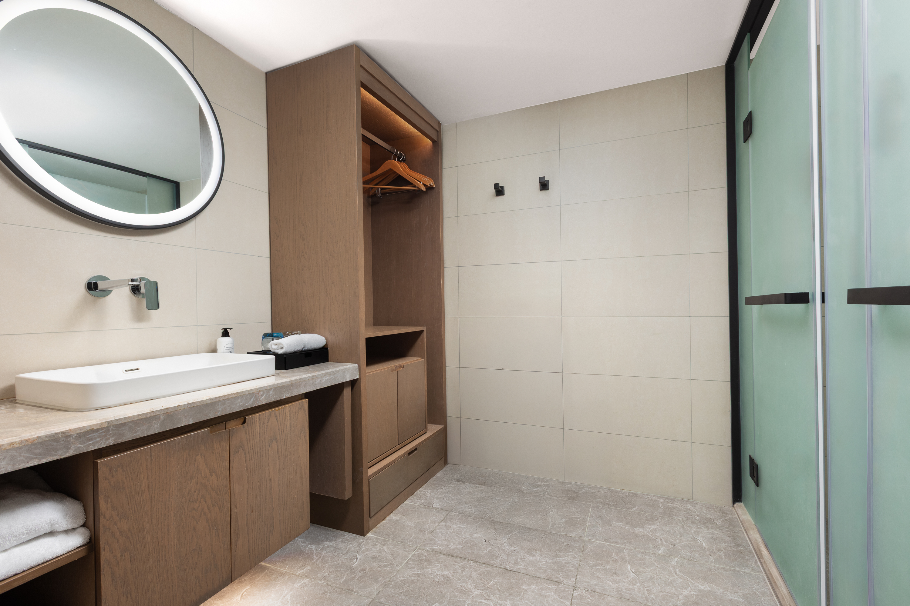 Guest room bath at the Days Inn by Wyndham Qinglv North Road in Zhuhai, Other than US/Canada